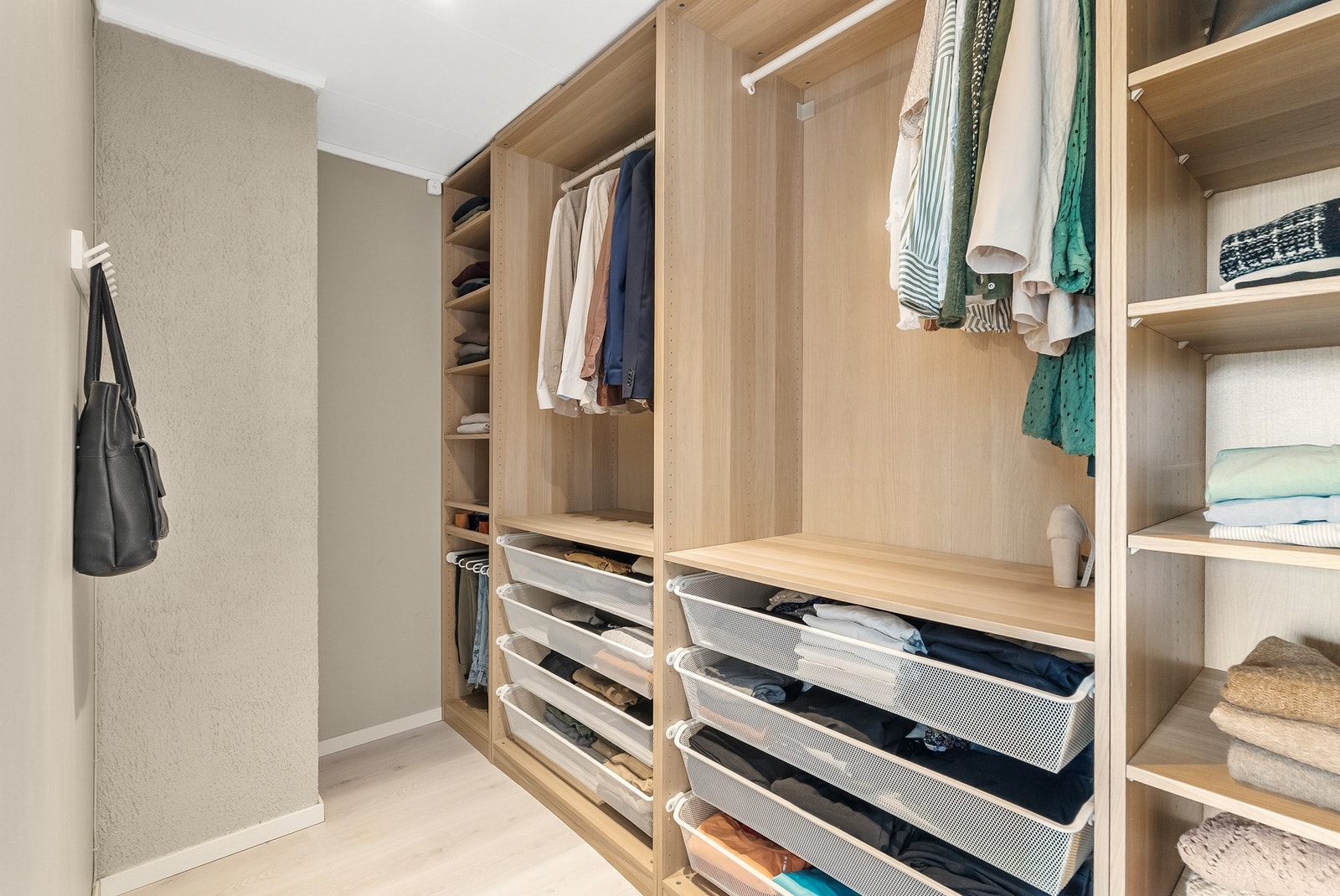 Walk-in-garderobe i tilknytning til hovedsoverommet Galleribilde