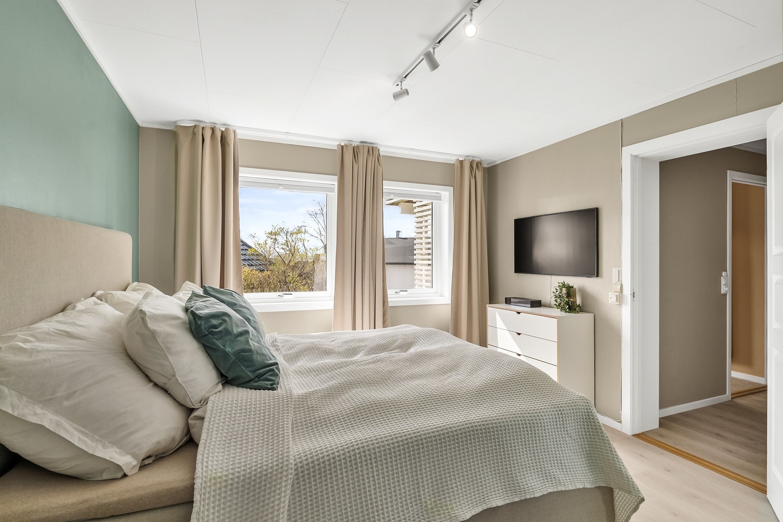 Hovedsoverommet er av meget god størrelse med god plass for en stor seng Galleribilde