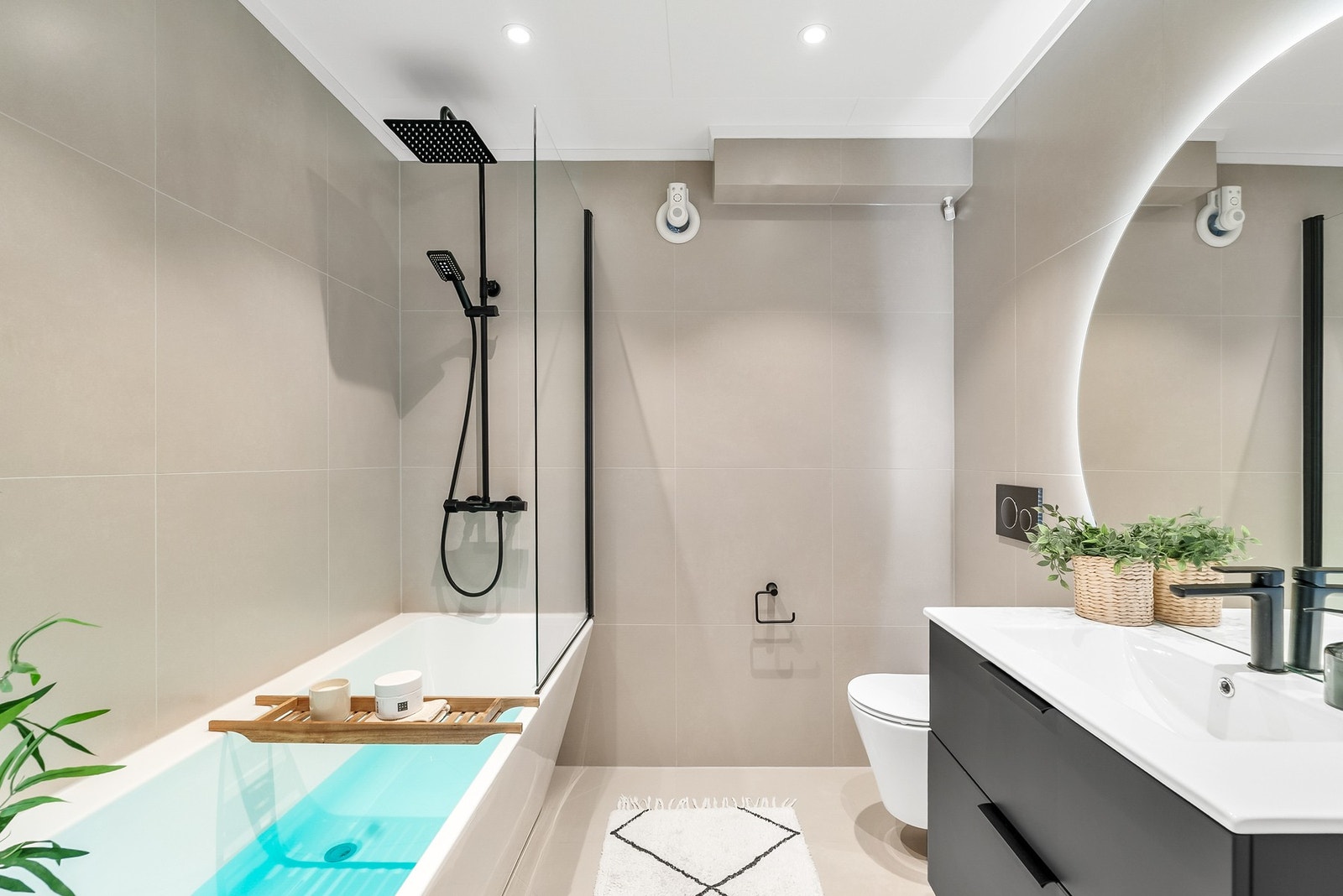 Badet ble totalrenovert i 2022 og har moderne 60x60 fliser på gulv og vegger, samt speil med lys Galleribilde