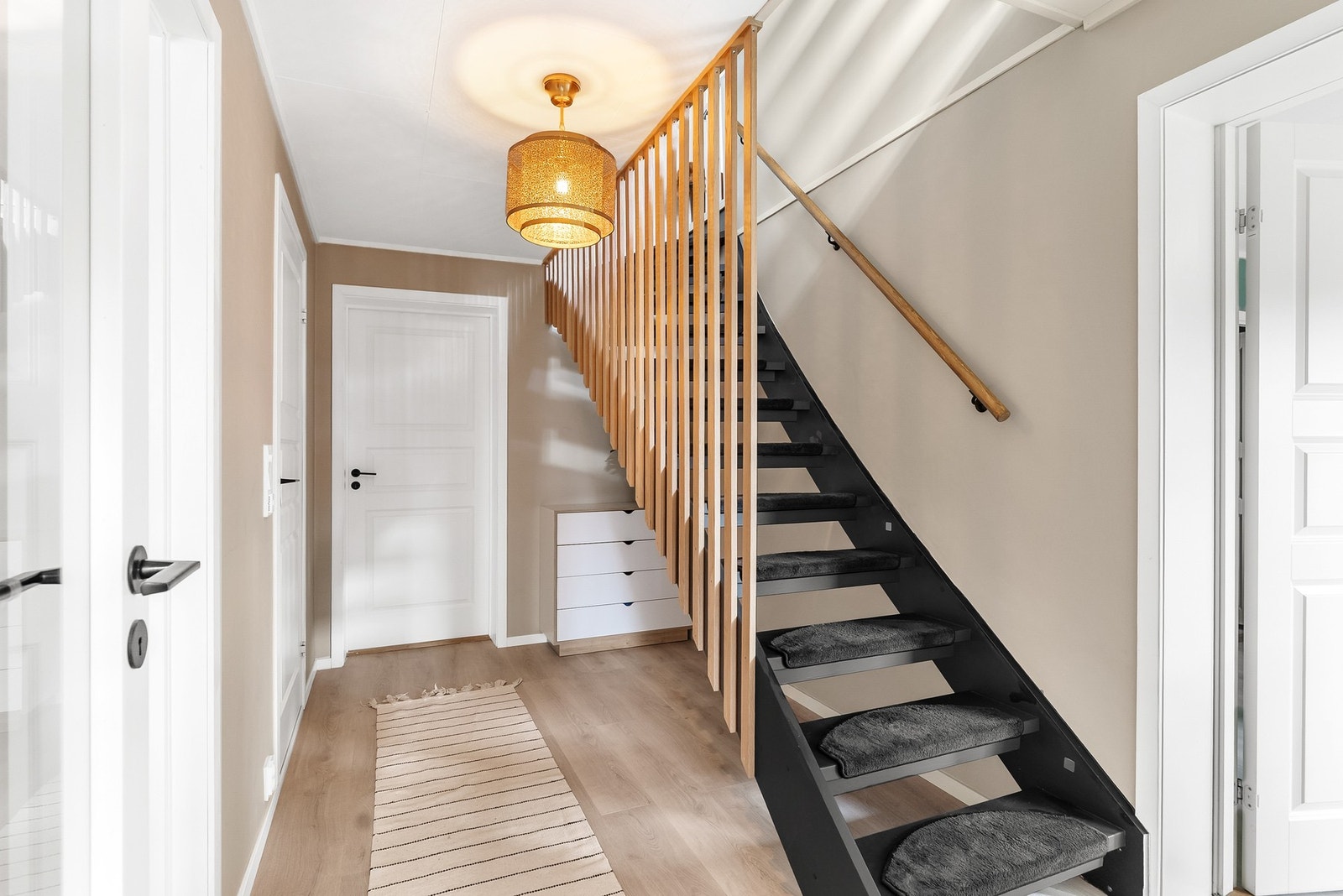 Videre inn i gangen er det laminat på gulvet og varmekabler - Nydelige spiler og flotte farger gjør førsteinntrykket optimalt. Galleribilde