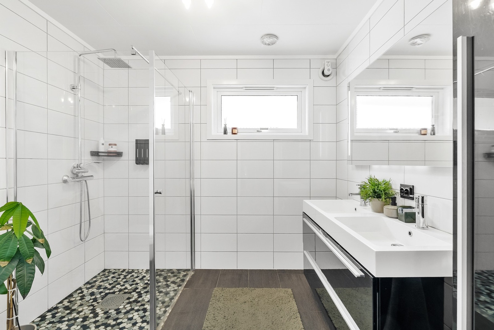 Bad i 2. etasje er fra 2015 og fremstår som tidløst. Her er det dusjvegger, dobbel servant, og toalett Galleribilde