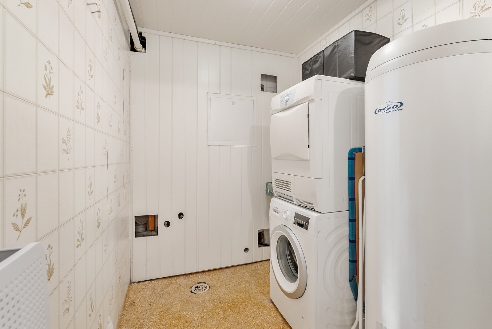 Vaskerommet er eldre, men meget praktisk - God størrelse med plass for vaskemaskin og tørketrommel - Her er det også utslagsvask i hjørnet Galleribilde