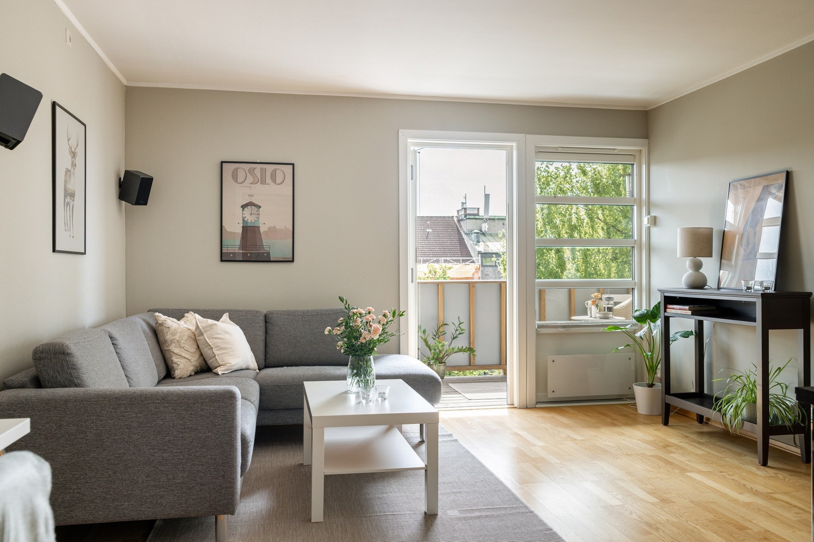 Romslig og lys stue. Galleribilde