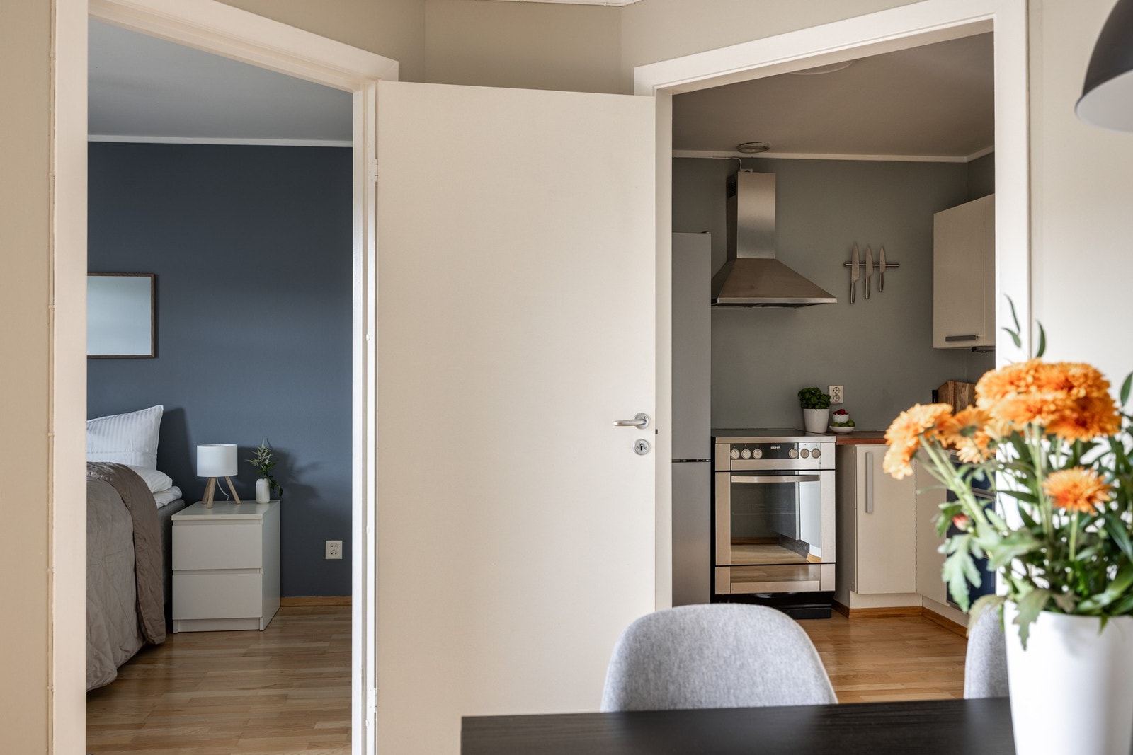 Leilighetens soverom har adkomst fra stuen. Galleribilde