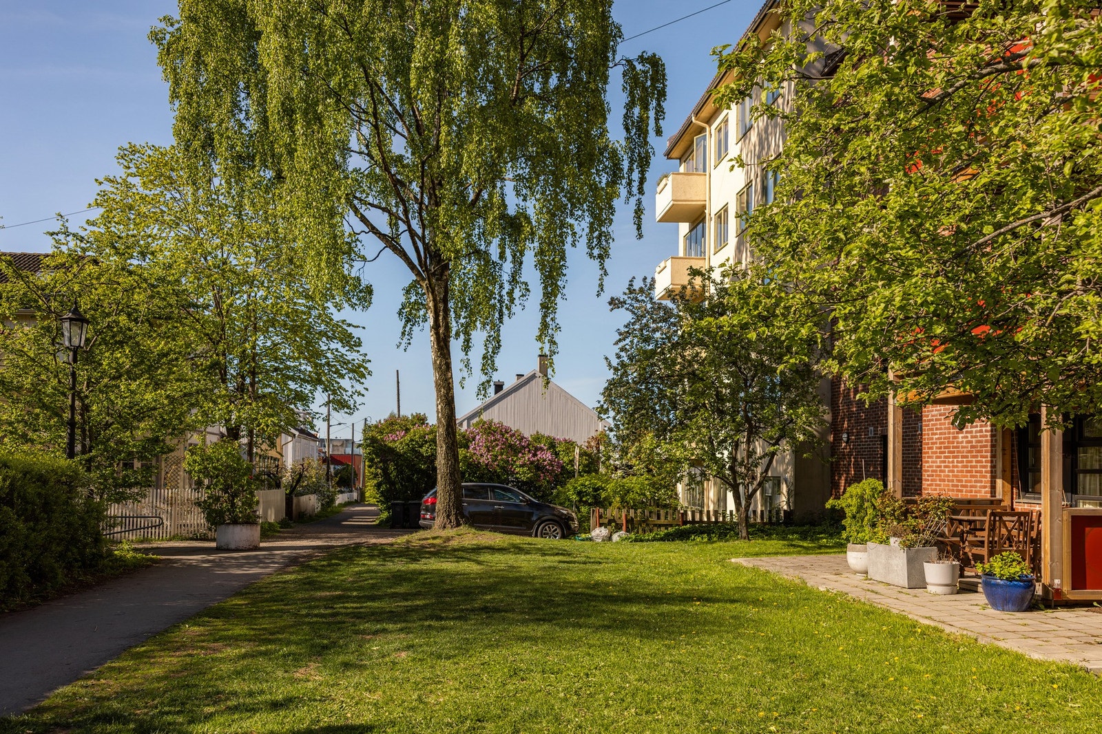 Velstelt og innbydene uteområde. Galleribilde