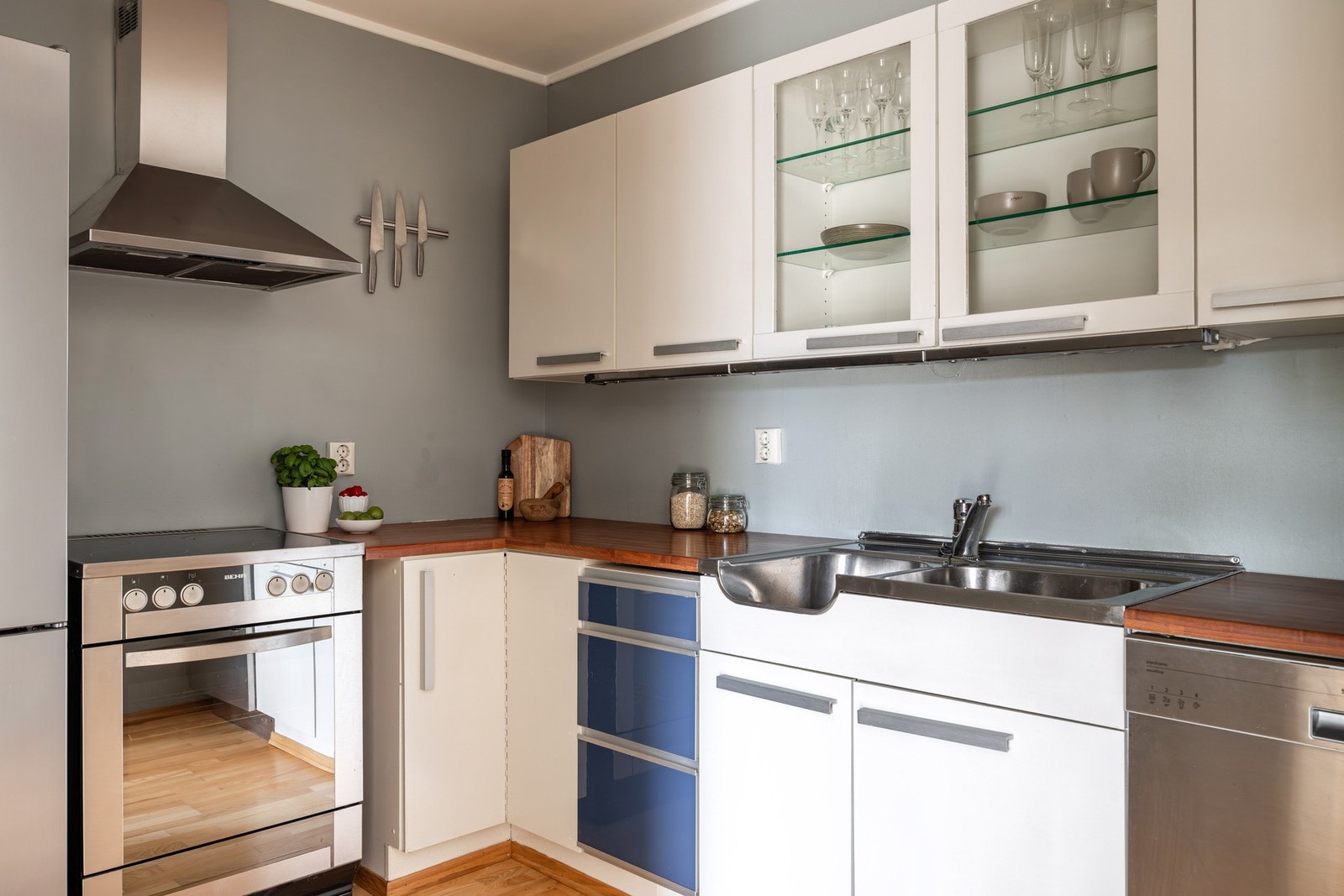 Kjøkkenet byr på god oppbevaringsplass. Galleribilde