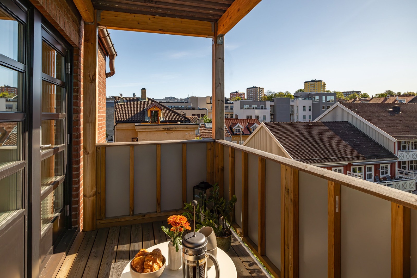 Balkongen er ca. 5 kvm og vender mot sydvest. Balkongen vil bli malt i regi av sameie i 2026. Galleribilde