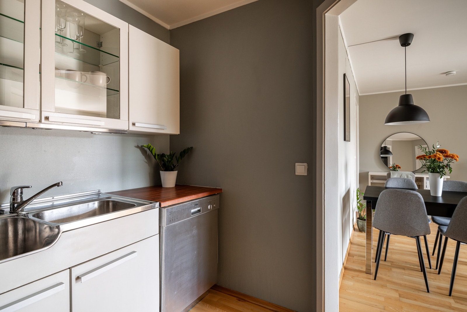 Kort vei til spiseplassen! God plass til gjester rundt bordet. Galleribilde