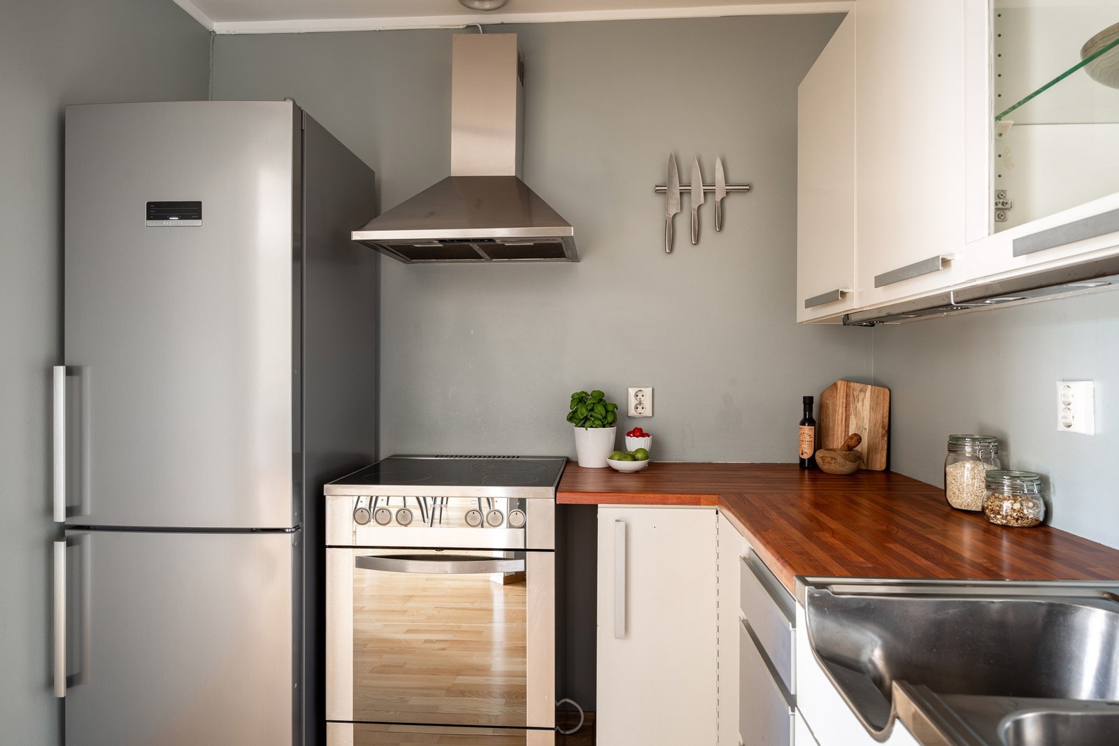 Det er hvitevarer som komfyr, oppvaskmaskin og kjøleskap med frysedel. Galleribilde