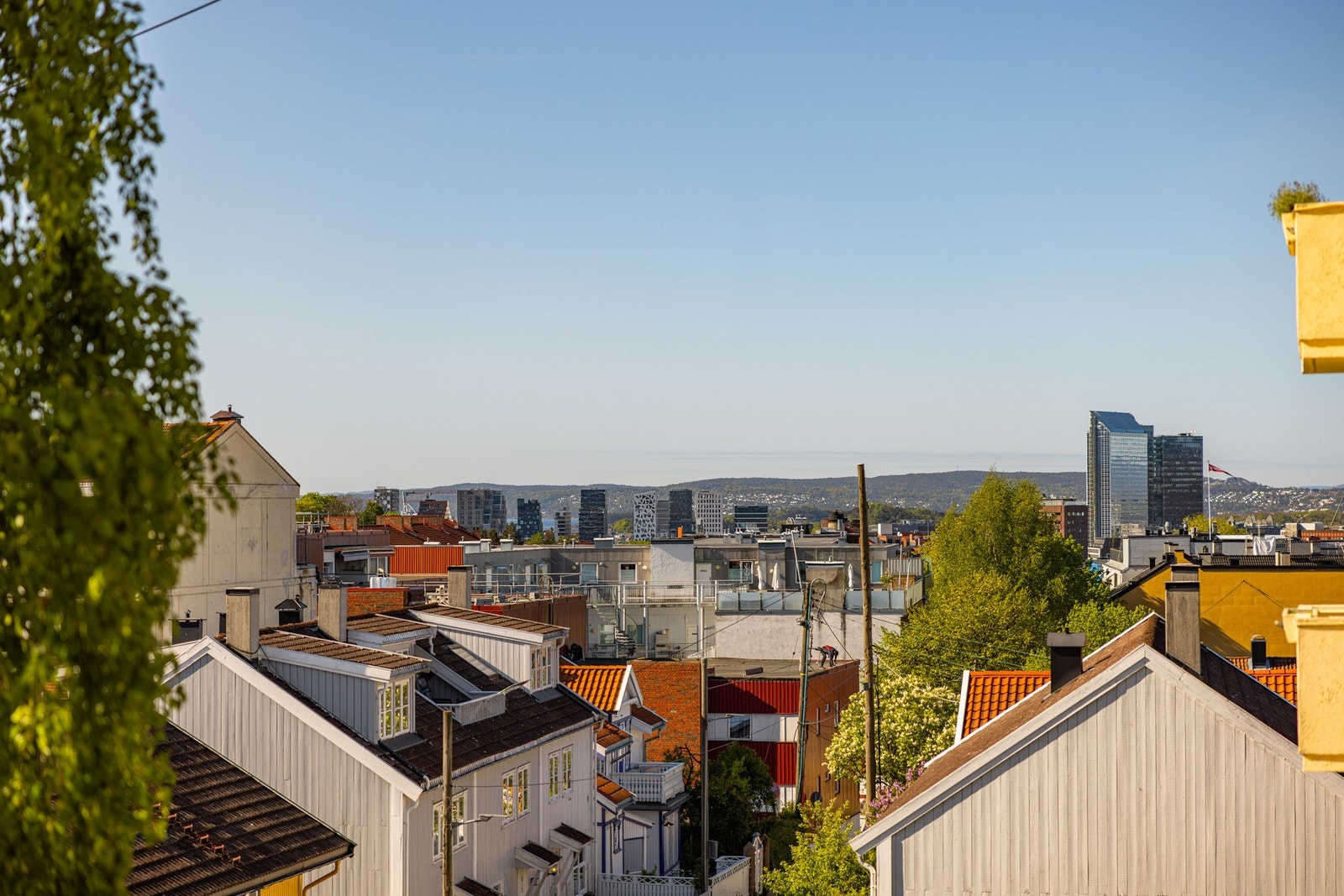 På balkongen har man sol fra morgenen til rundt 17.00 på sommeren. Galleribilde