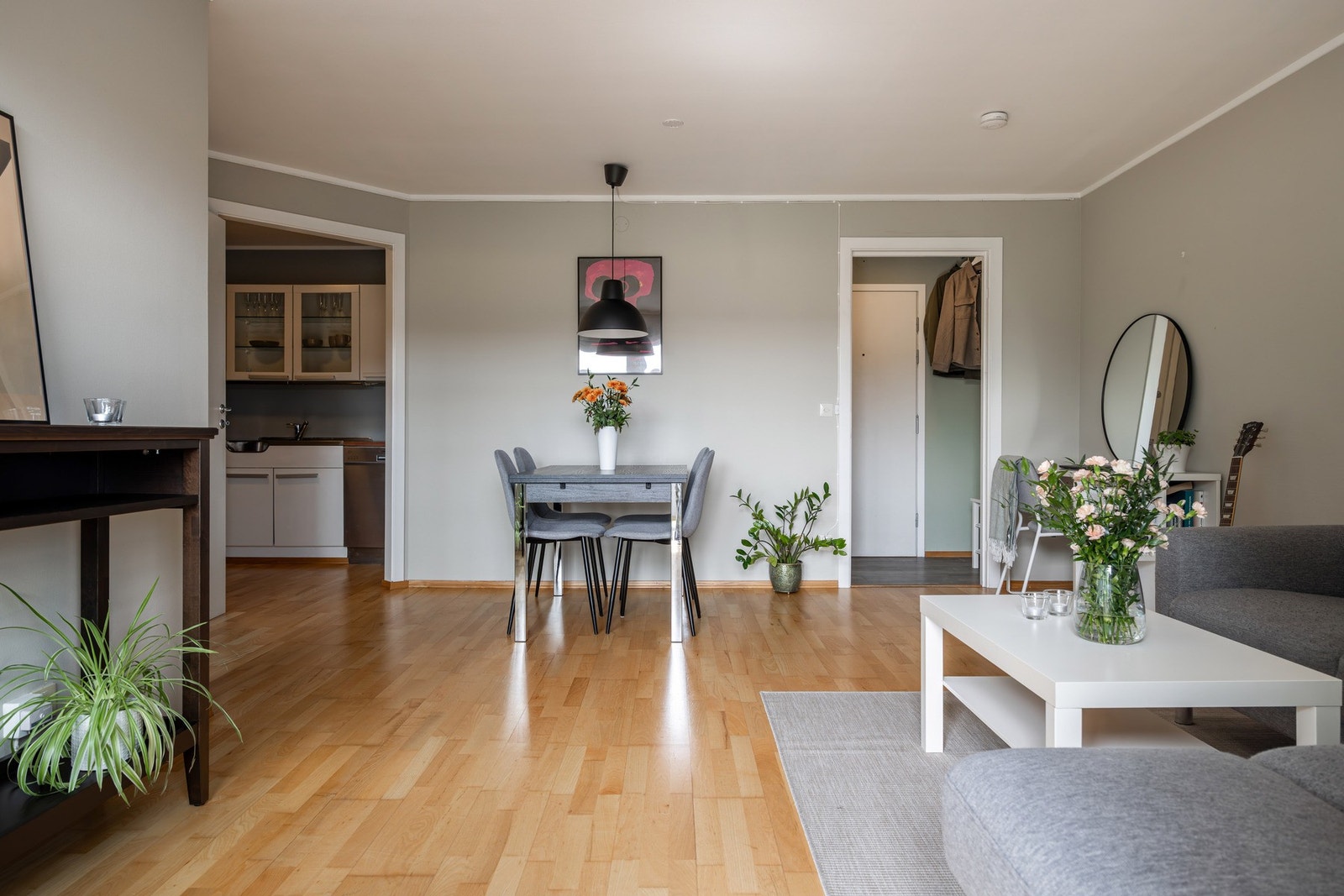 Oppholdsrommet har også plass til spisebord i tilknytning til kjøkkenet. Galleribilde