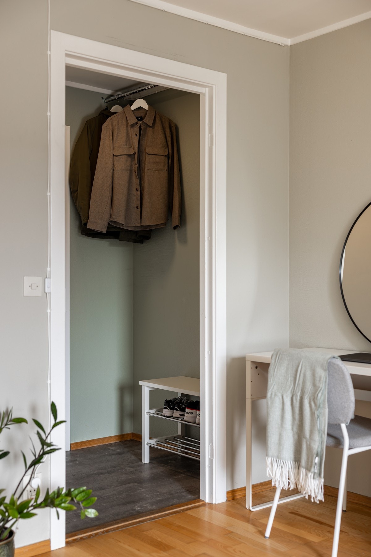 En praktisk entré med mulighet for oppbevaring av yttertøy og sko. Galleribilde