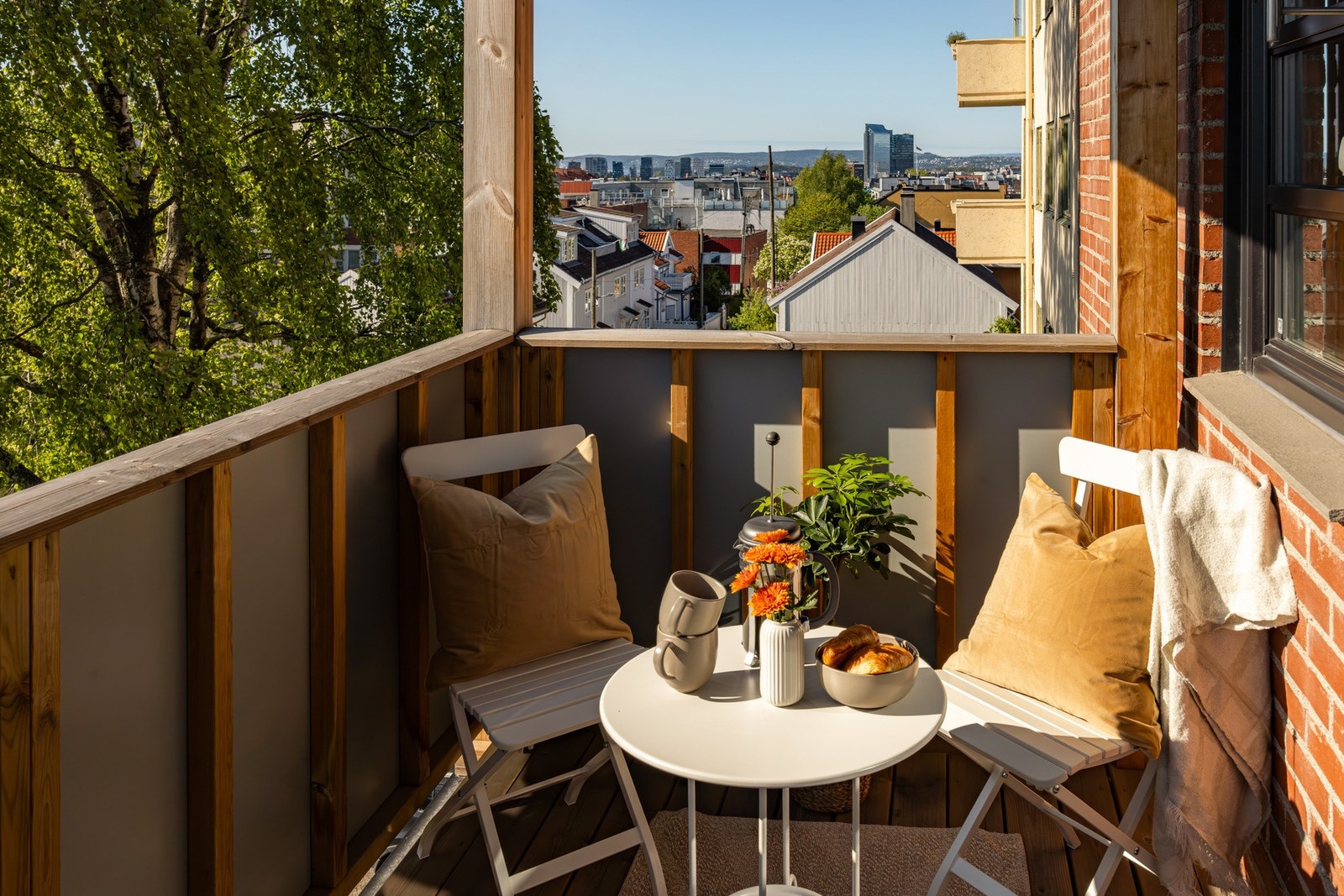 Uteplassen blir fort en favoritt! Meget gode solforhold og vakker utsikt mot Oslofjorden og Barcode. Galleribilde