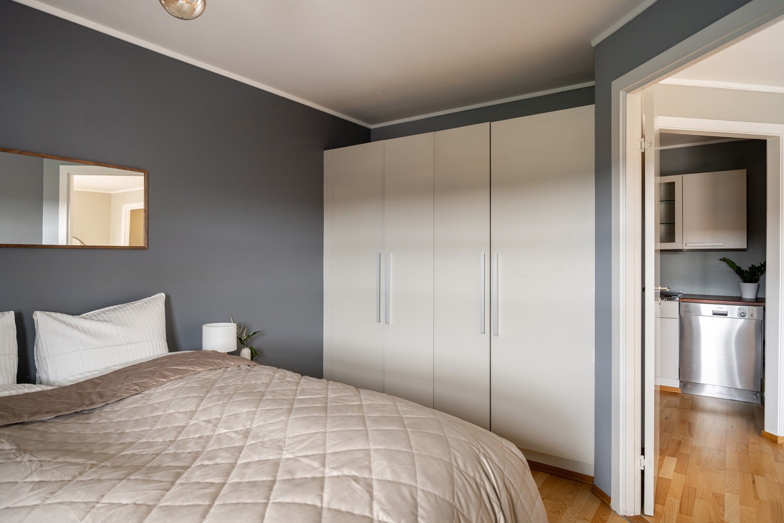 Praktiske garderobeskap sørger for god oppbevaringsplass. Galleribilde