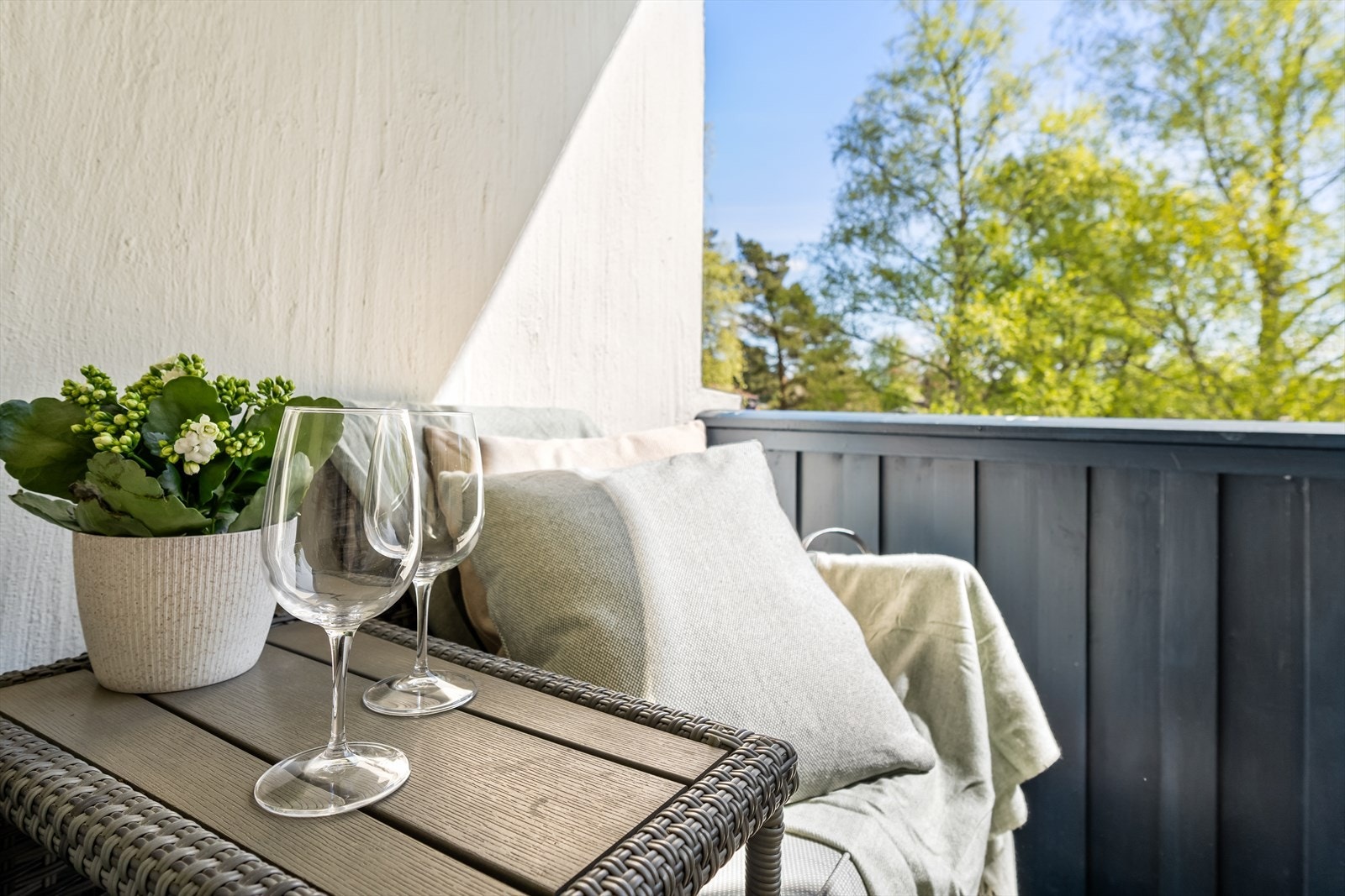 Varmtvann, internett/kabel-TV og oppvarming via radiatorer er alt inkludert i svært lave felleskostnader. Galleribilde