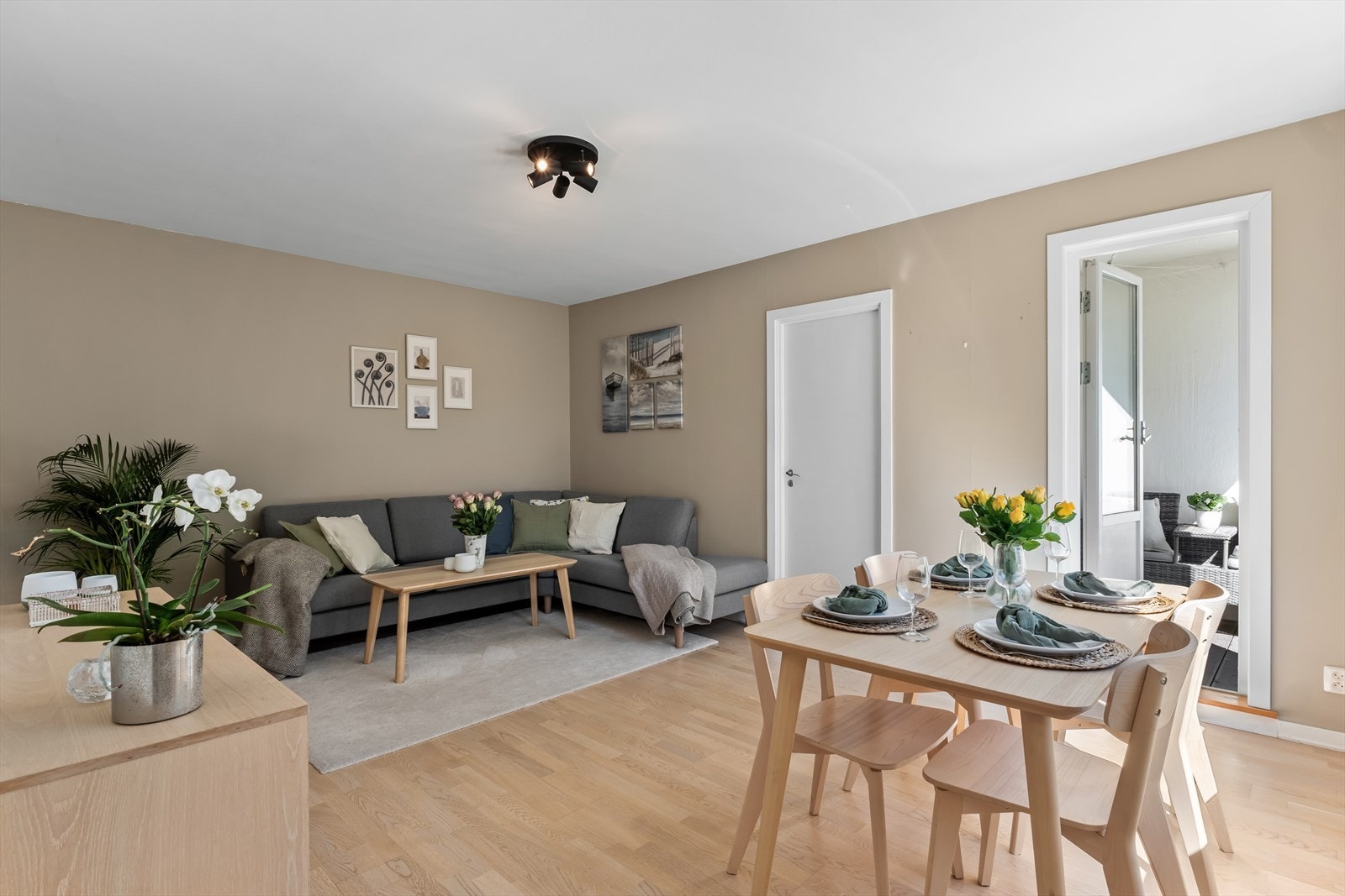 I stuen er det god plass til sofa med tilhørende medie- og oppbevaringsmøblement samt romslig spisebord. Galleribilde