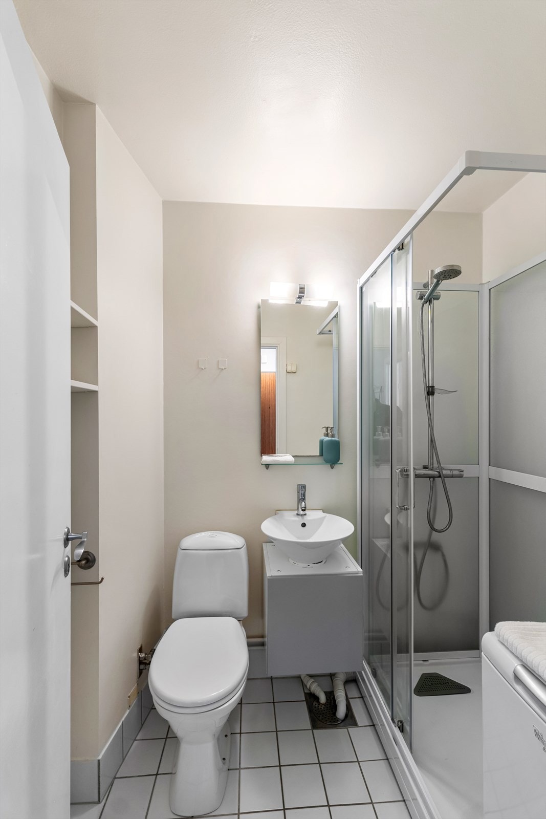 Varmekabler i bad med ny termostat 2025. Opplegg for vaskemaskin. Galleribilde