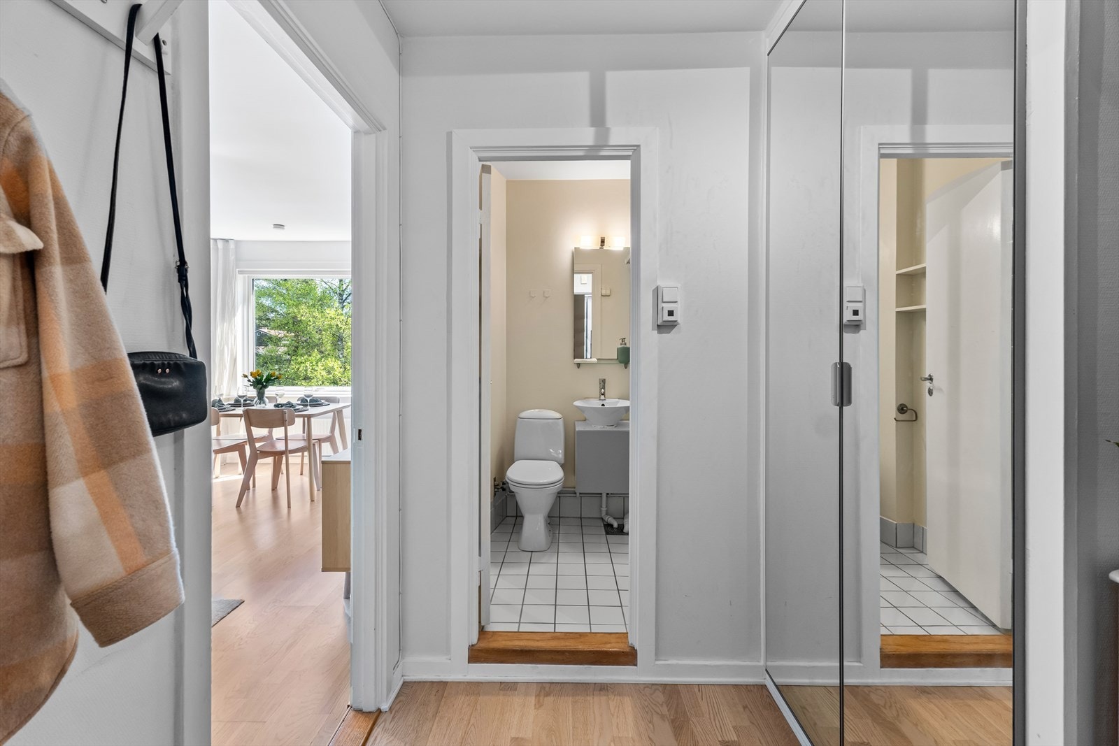 I entréen er det god plass til å henge fra seg ytterjakker og sko. I tillegg er det også installert et stort garderobeskap i entré. Galleribilde