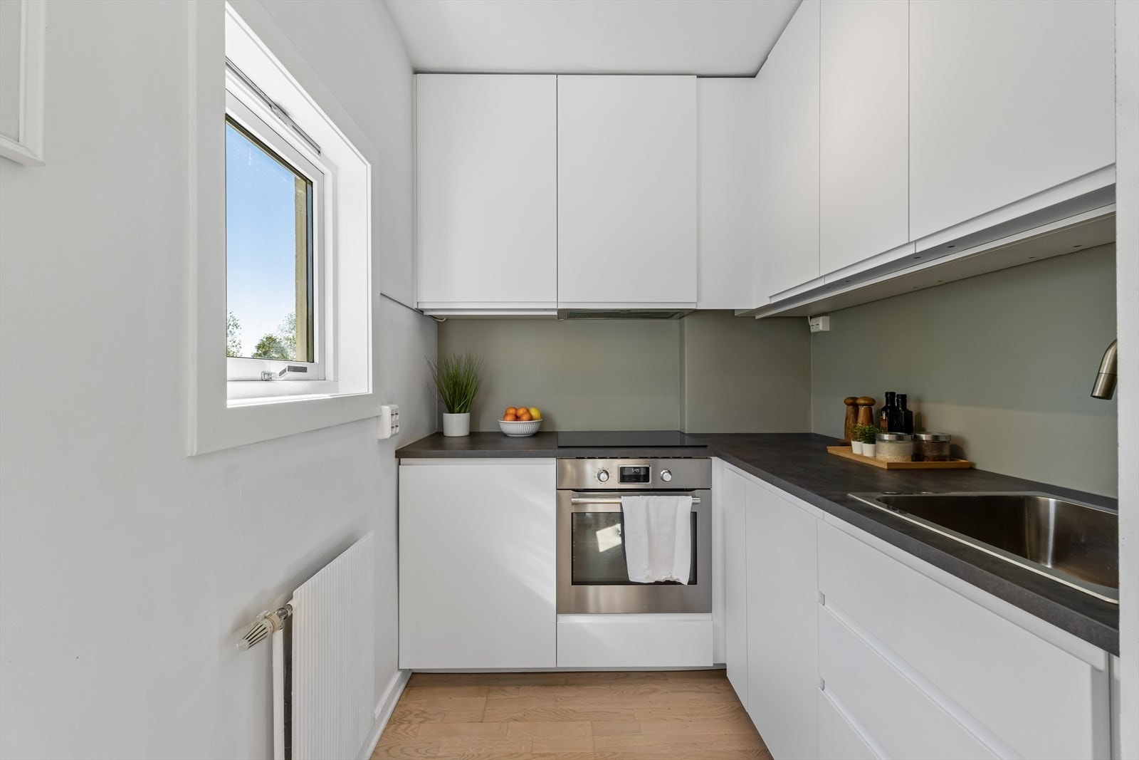 Moderne og velutstyrt kjøkkeninnredning (2022) fra IKEA med massevis av skap- og benkeplass. Galleribilde