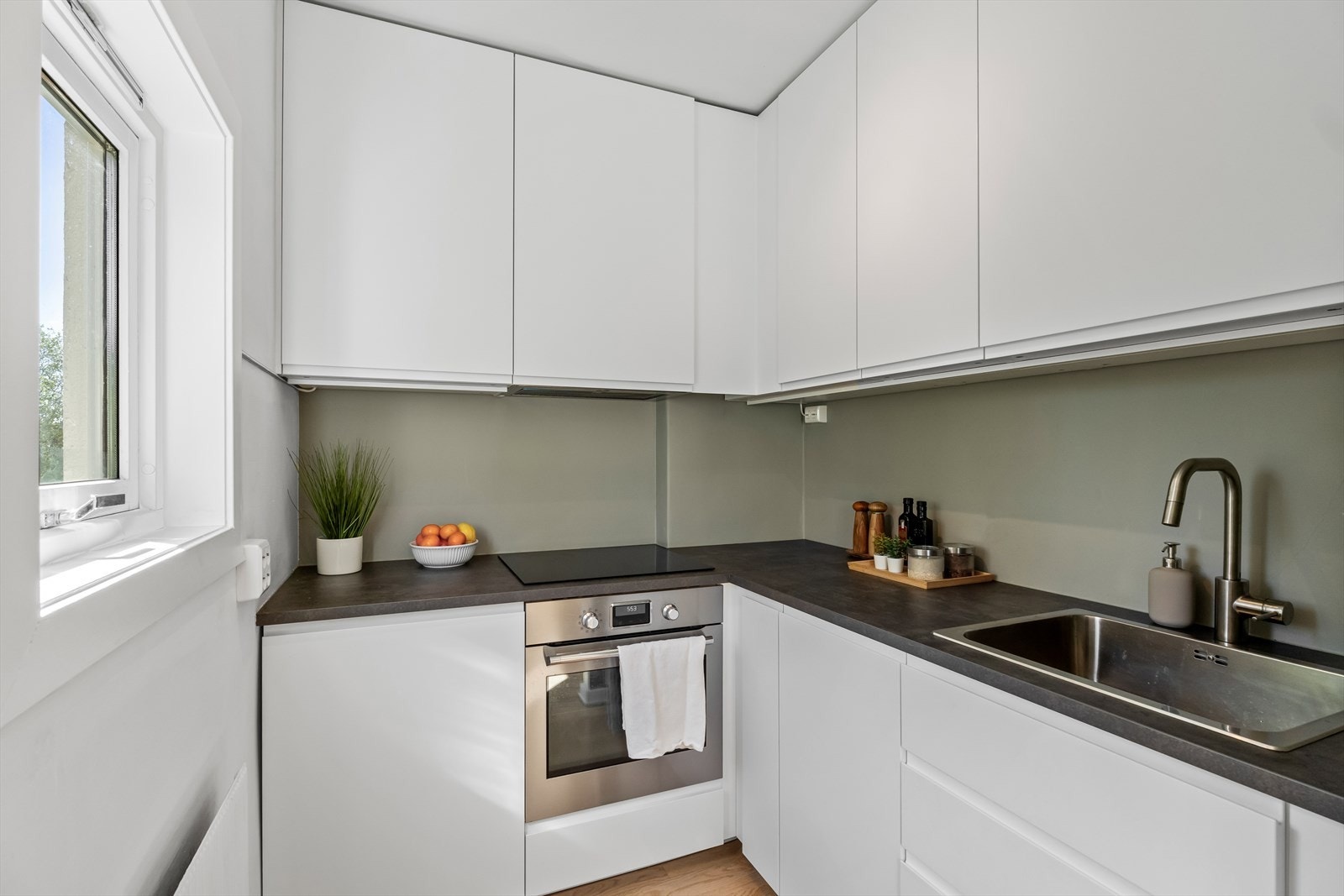 Stekeovn, platetopp, kjøl/frys og oppvaskmaskin er integrert i innredningen. Galleribilde