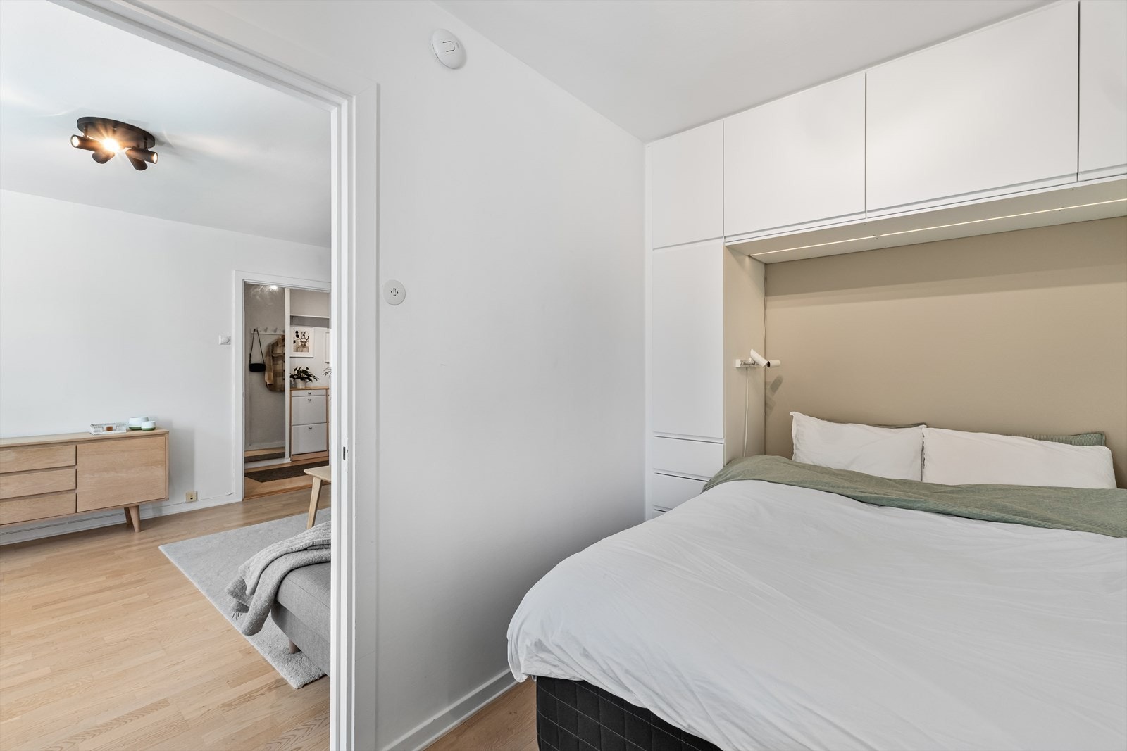 Soverommet er av god størrelse med plass til dobbeltseng, garderobeskap og øvrig møblement. Galleribilde