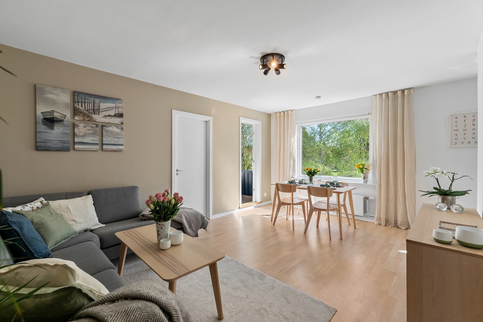 Nikolai Strickland har gleden av å presentere Minister Ditleffs vei 3B. Tilbaketrukket 2-roms toppleilighet m/ solrik balkong vendt i sin helhet inn mot frodige og landlige omgivelser. Galleribilde