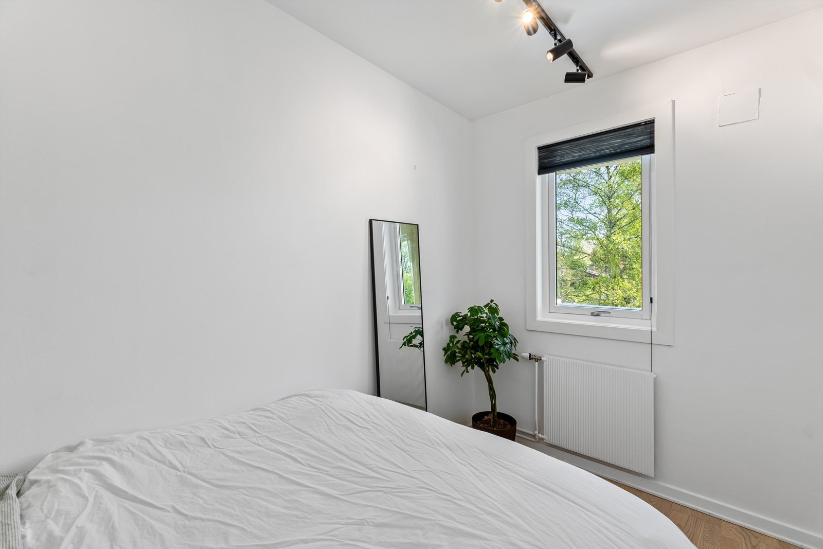 Leiligheten har god intern beliggenhet i byggets 4. etasje med mye utsyn og nærmest null innsyn. Galleribilde