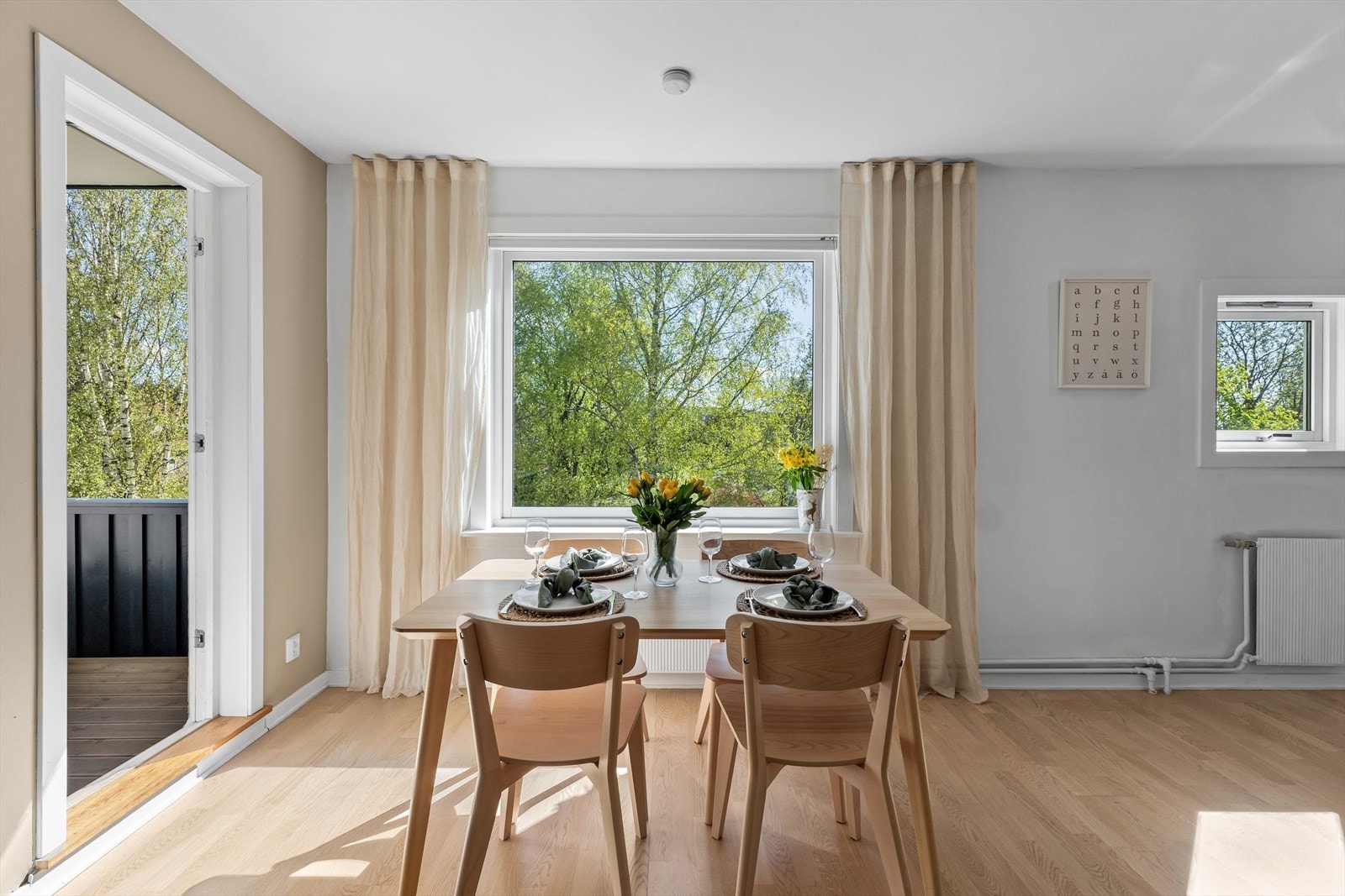 Store vindusflater slipper inn rikelig med naturlig lys og skaper en lys og luftig atmosfære. Galleribilde