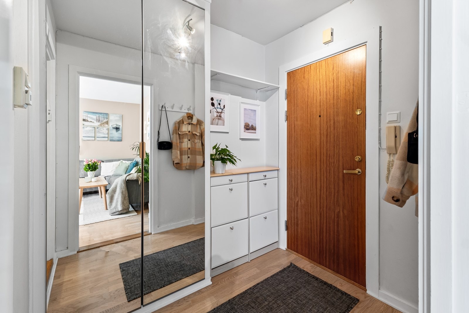 Det er godt med lagringsplass i hele leiligheten. I tillegg disponerer boligen en ekstern bod på ca. 2 m². Dørcalling. Galleribilde