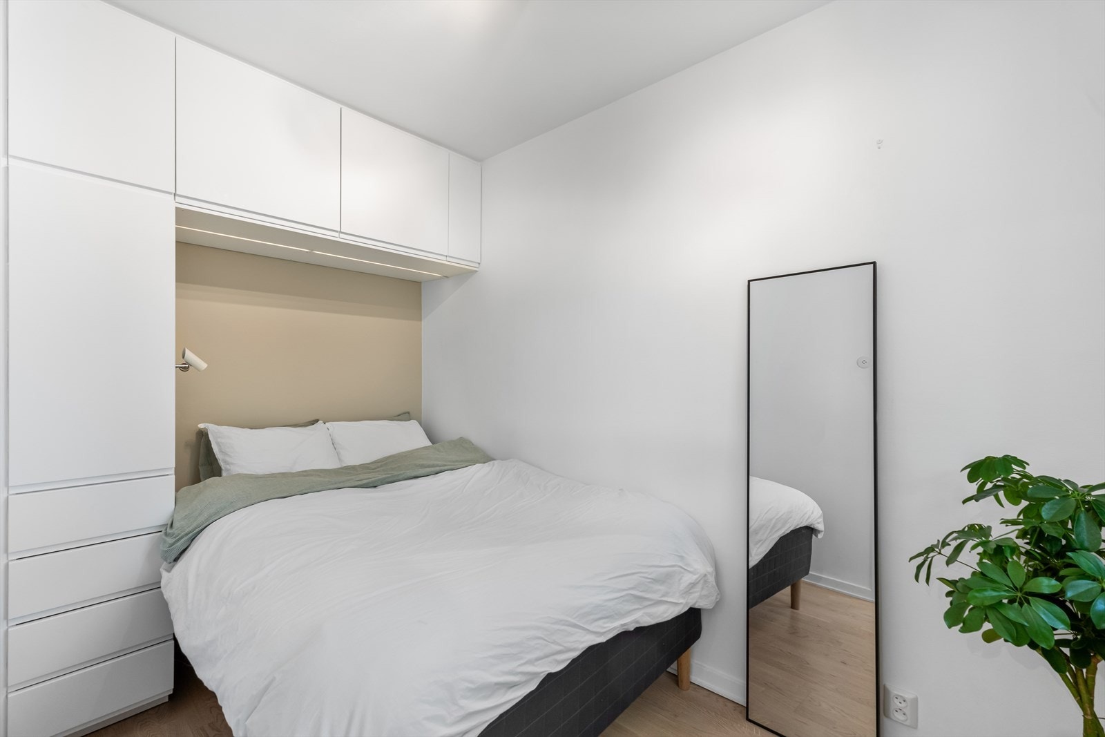 Lunt og romslig soverom med god plass til stor dobbeltseng og garderobeskap. Galleribilde