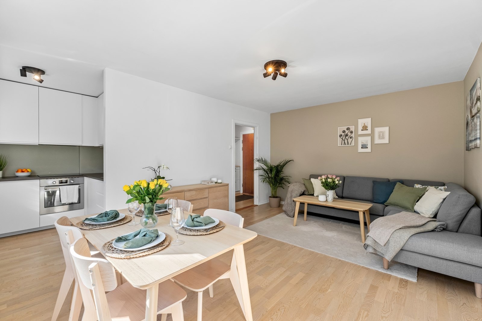 God plass til stor sofaseksjon med tilhørende tv-møblement. Leiligheten er malt opp i moderne farger. Galleribilde