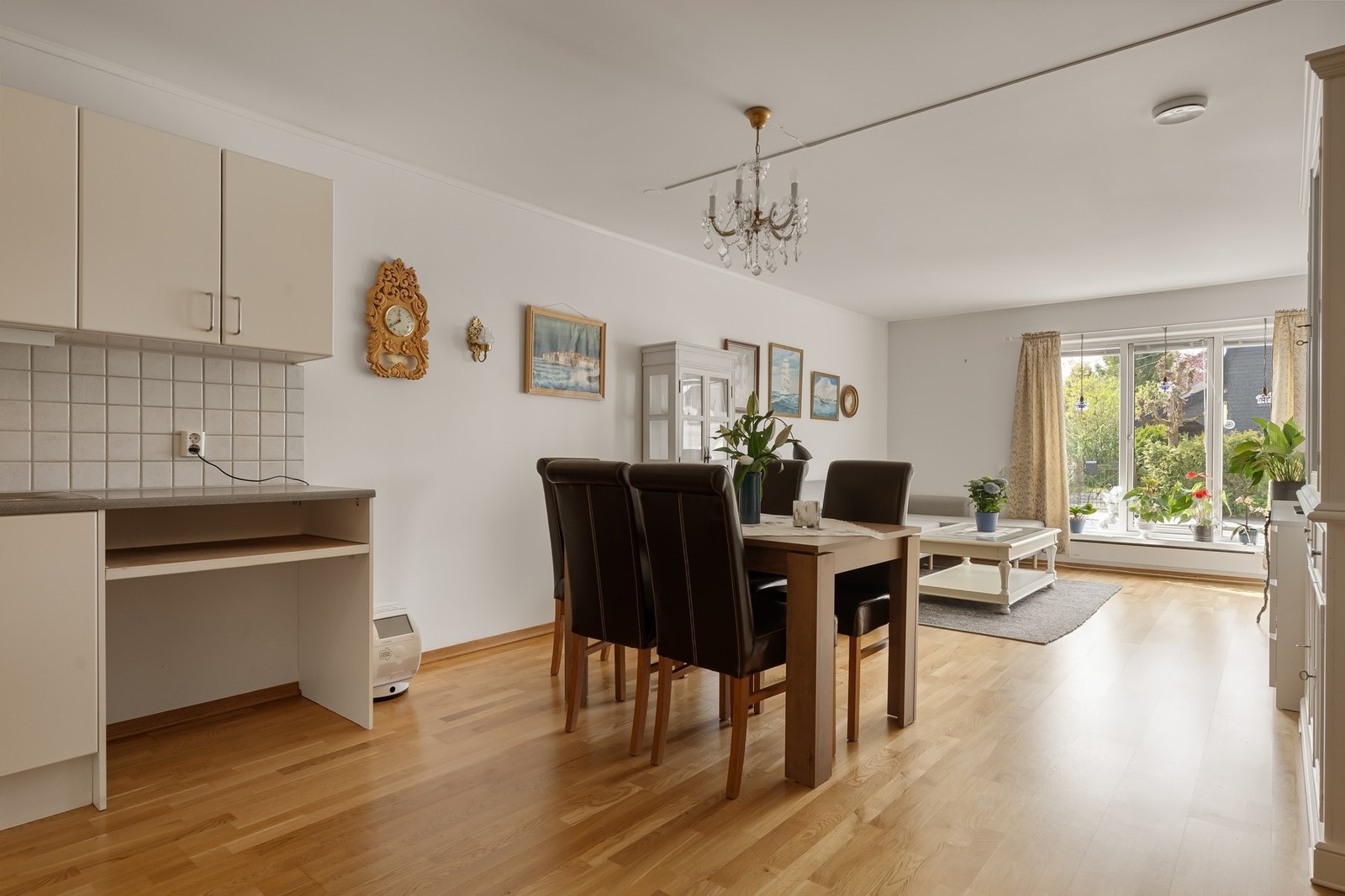 Spisestue praktisk plassert ved kjøkkenet. Galleribilde