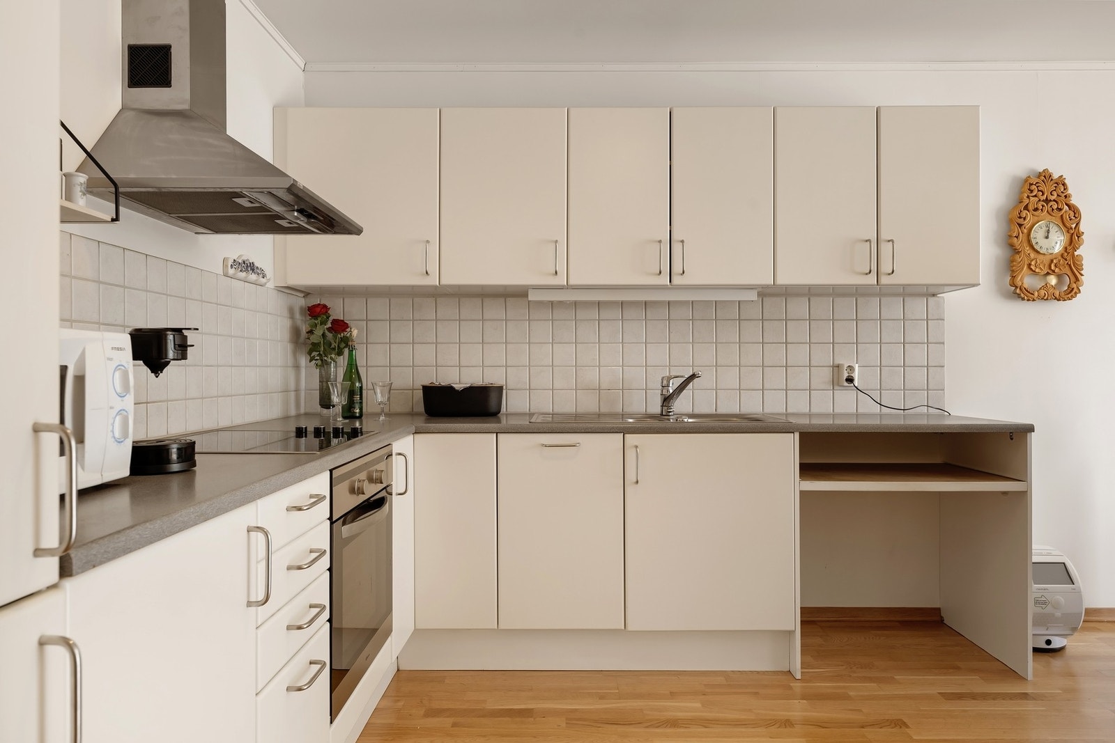 Lyst og praktisk kjøkken. Galleribilde