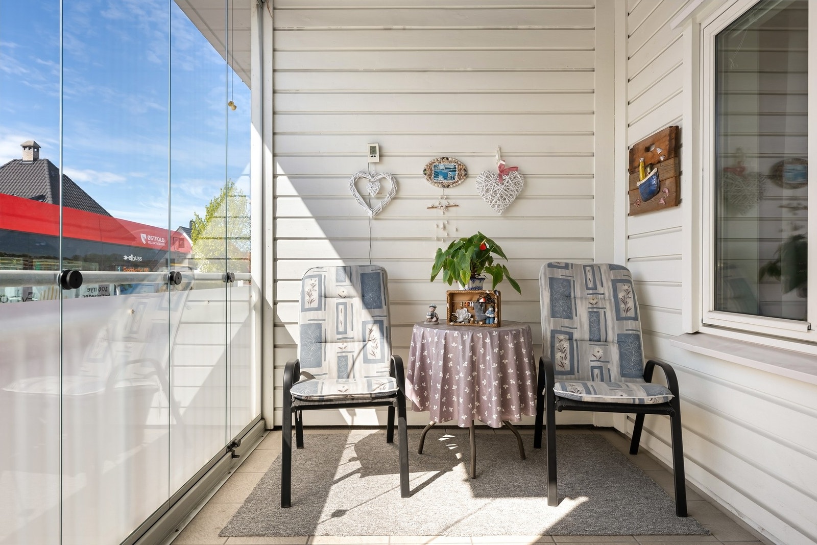 Lun og fin innglasset balkong ut mot veien. Galleribilde