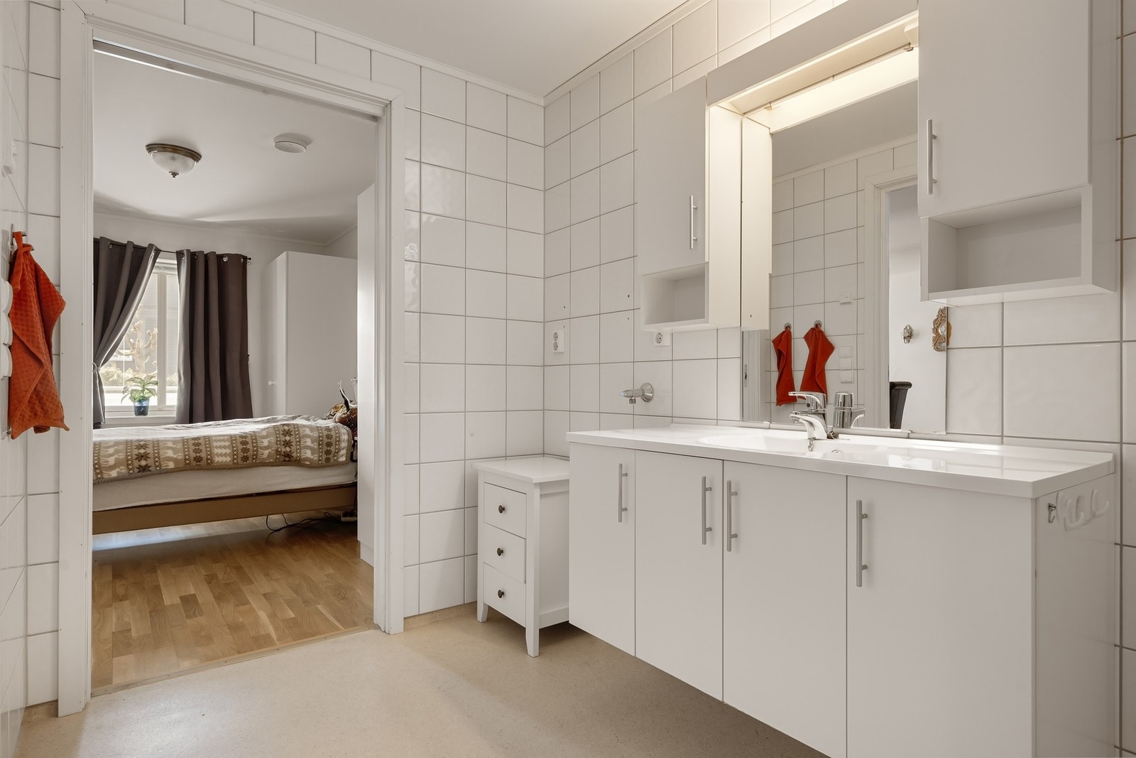 Badet har baderomsinnredning, dusjnisje, gulvklosett og uttak for
vaskemaskin. Galleribilde