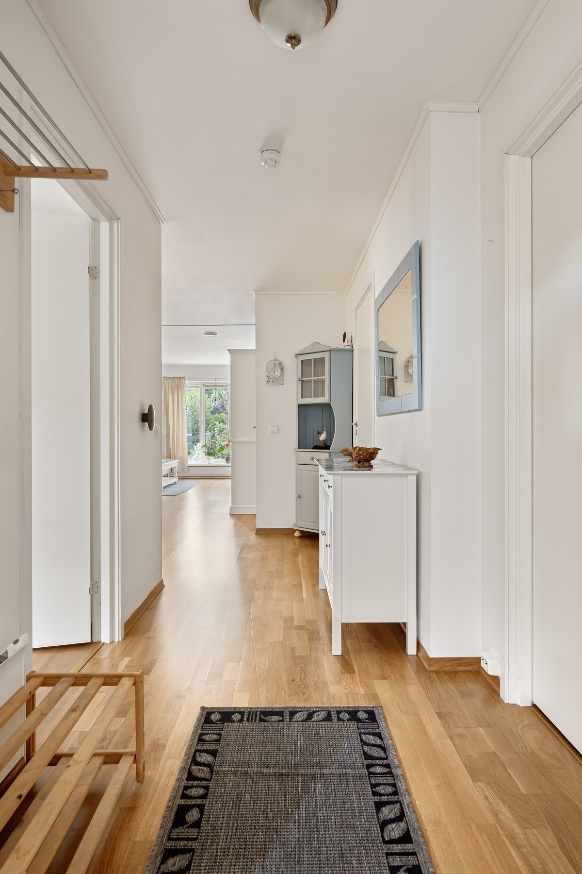 Plass til yttertøy i entreen. Galleribilde