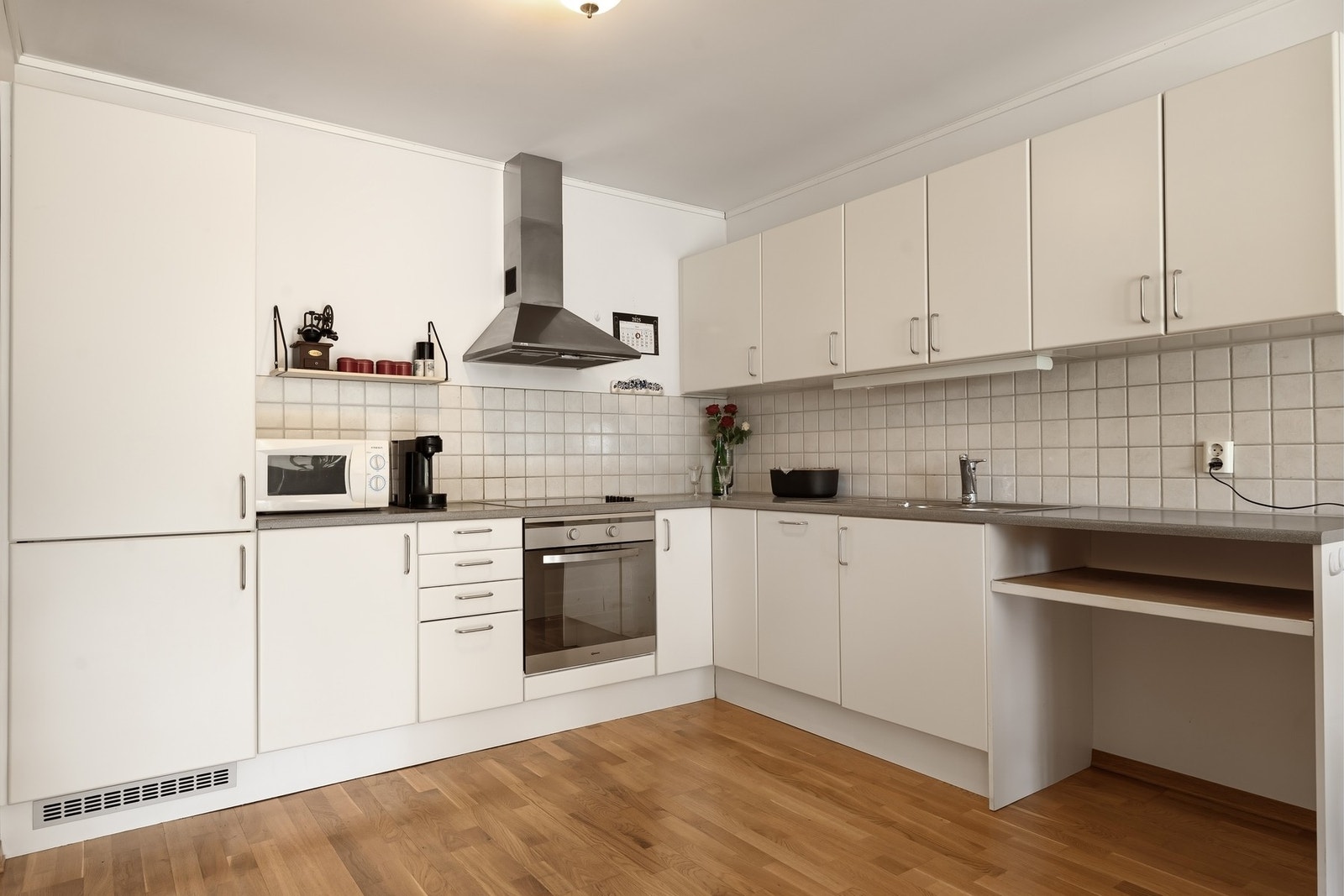 Kjøkkenet har integrert platetopp, stekeovn, avtrekksvifte, kjøl- fryseskap og oppvaskmaskin. Galleribilde