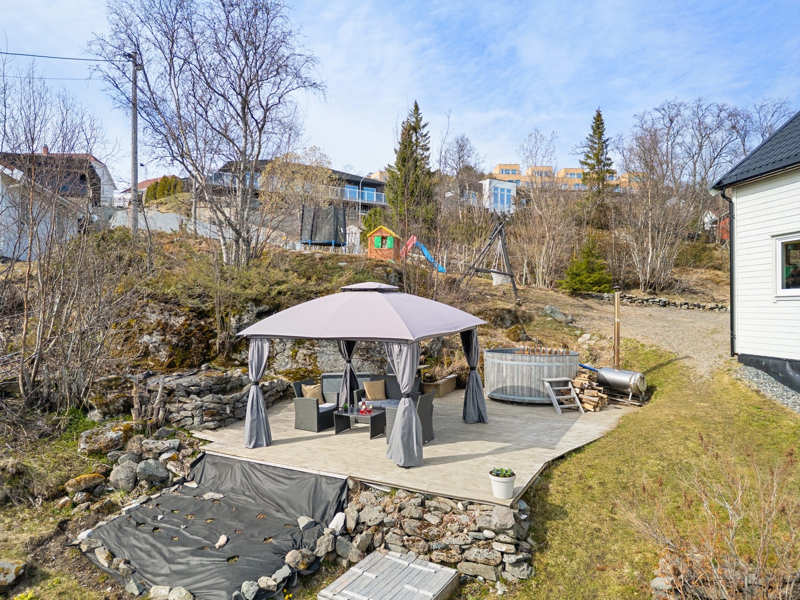 Det er etablert flere fine uteområder, her med sittegruppe og badestamp Galleribilde