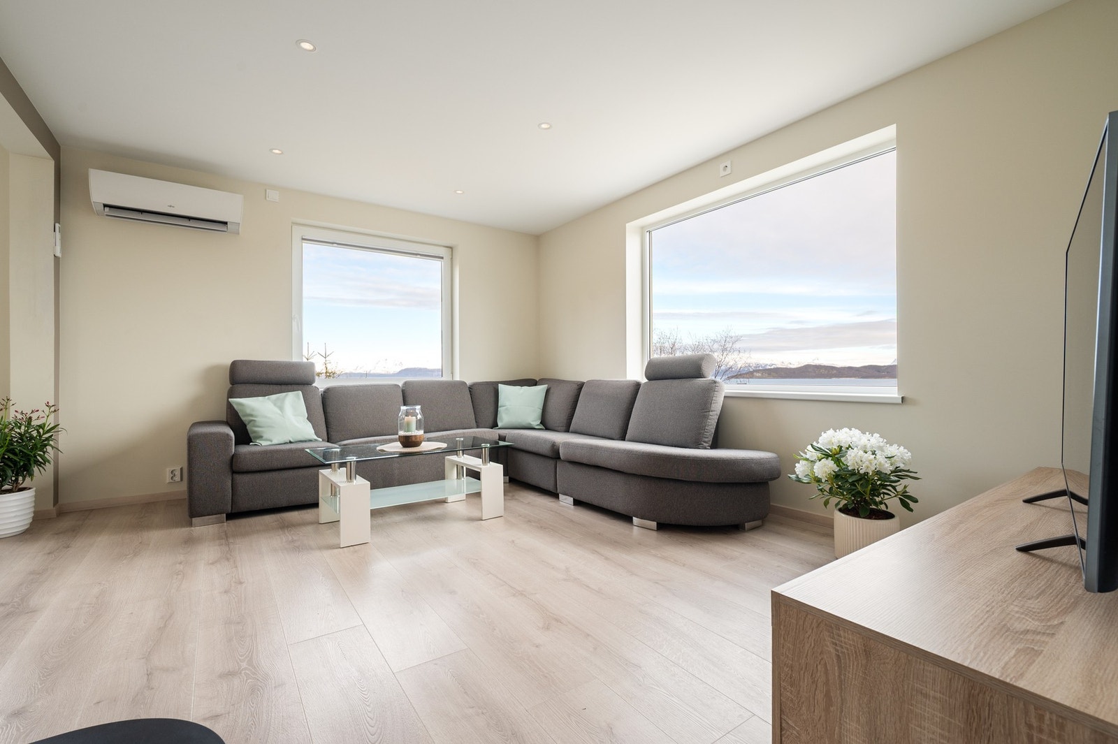 Lys og luftig stue med tiltalende overflater - store deler av boligen er pusset opp mellom 2022-2023 Galleribilde