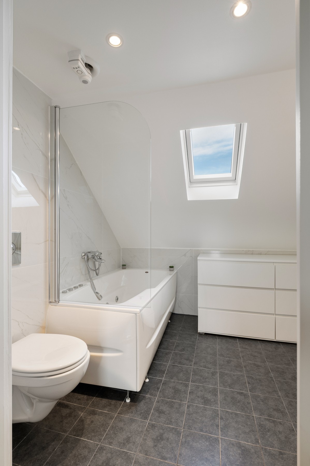 I tillegg til servantinnredning og toalett er det badekar med boblebad Galleribilde