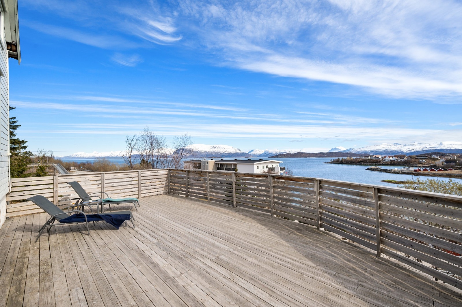 Solrikt terrasseområde med god plass til både solsenger og annet utemøblement Galleribilde