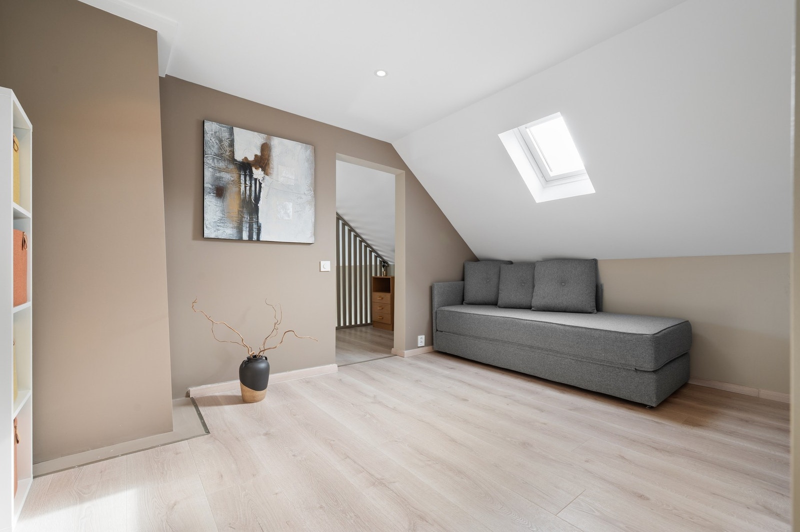 I den øverste etasjen er det en hyggelig loftstue Galleribilde