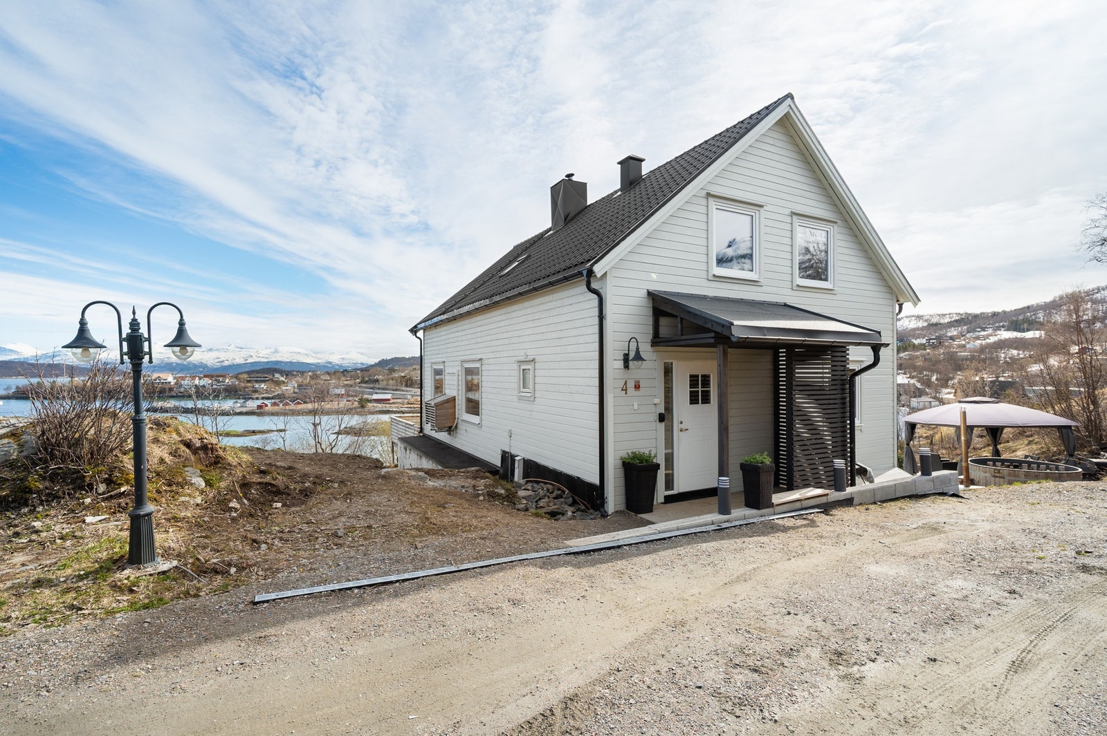 Hovedinngang har takoverbygg Galleribilde