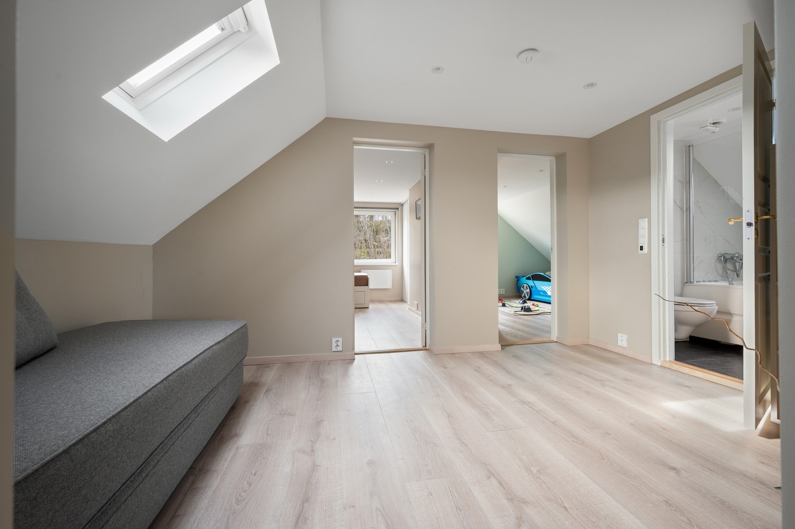 Herfra er det dør inn til to av soverommene og bad Galleribilde