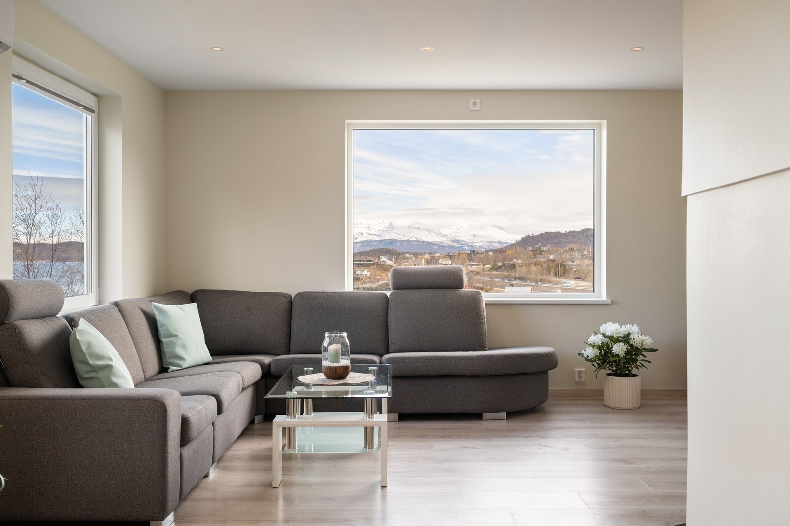 Store stuevinduer gir godt med dagslys inn! Galleribilde