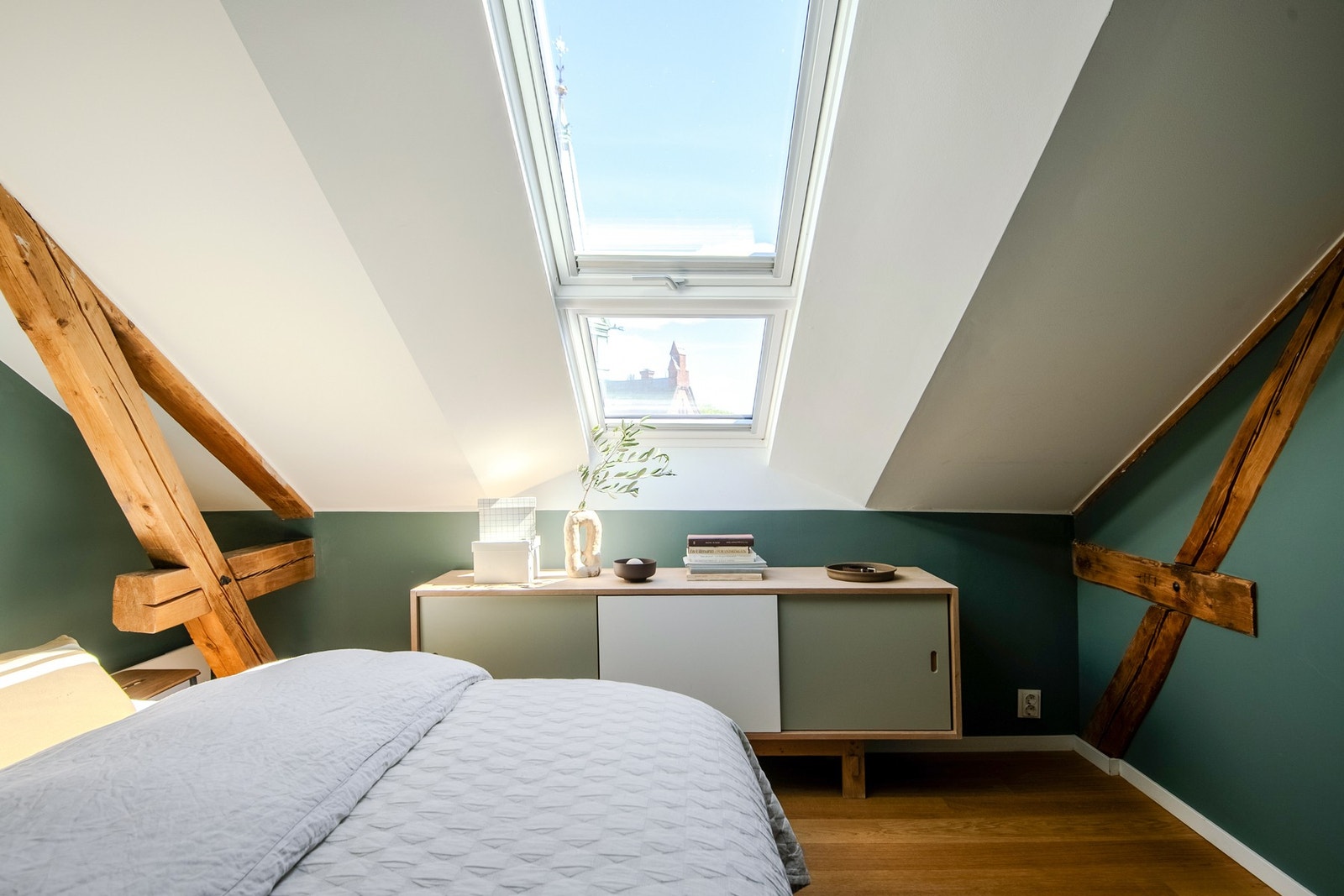 Et stort takvindu gir rikelig med naturlig lys og bidrar til en behagelig stemning. Galleribilde