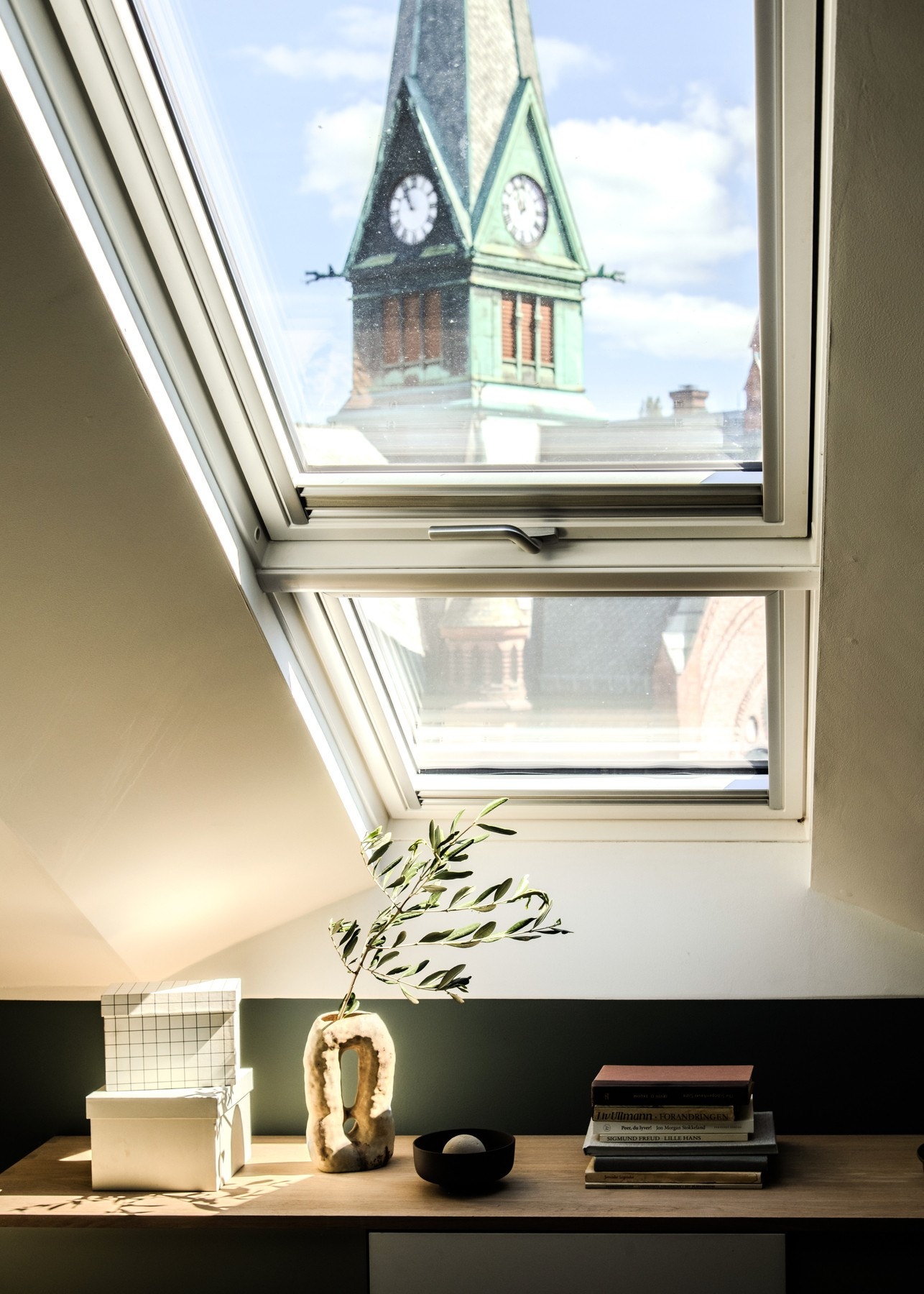 Alle takvinduer ble utvidet i 2022 for å skape bedre lysforhold og økt romfølelse gjennom skråsmyg. Galleribilde