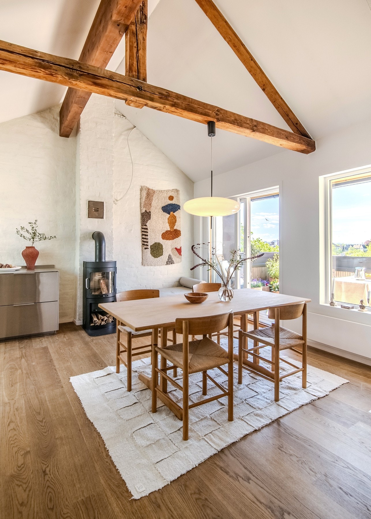 Boligen bader i naturlig lys gjennom store takvinduer og med en helt enestående utsikt over Oslofjorden, byen, Sagene kirke og det historiske Rivertske kvartal. Galleribilde