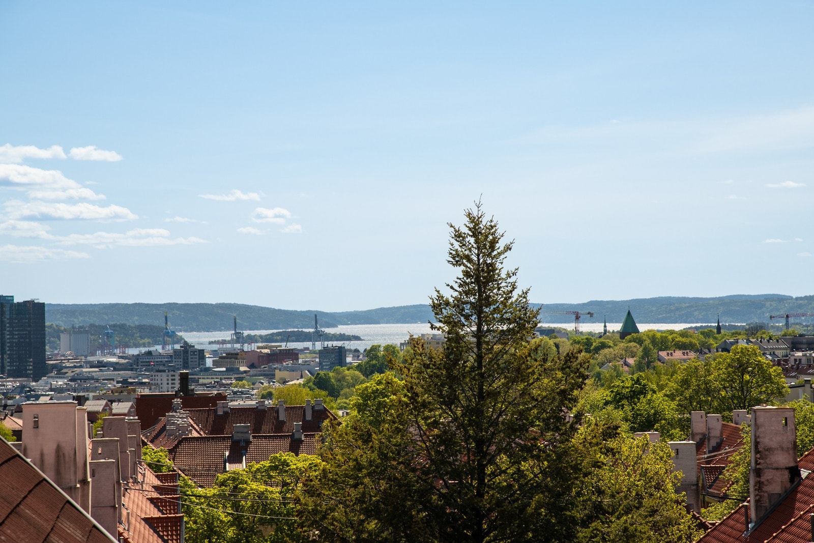 Dette er en sjelden og arkitekttegnet loftsleilighet med fantastisk panoramautsikt og gjennomgående høy standard. Galleribilde
