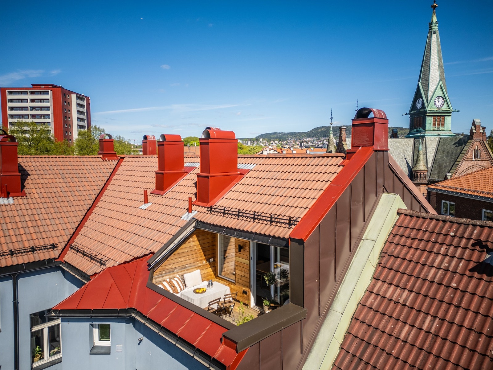 Boligen ble betydelig oppgradert i 2018 med ny, optimalisert planløsning, massive eikegulv, innbygging av garderobenisjer og hyller, samt eksponering og restaurering av en vakker murvegg som tilfører karakter og særpreg. Galleribilde